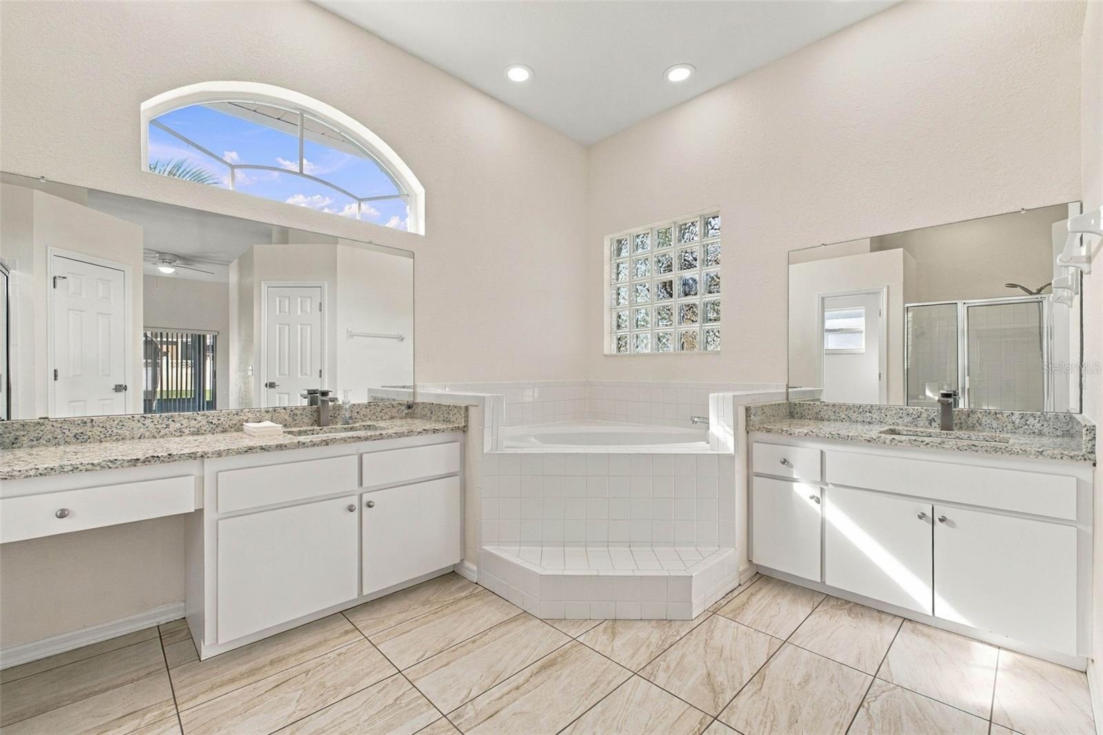 Split vanities & garden tub - 131 RUBY LAKE DR, WINTER HAVEN