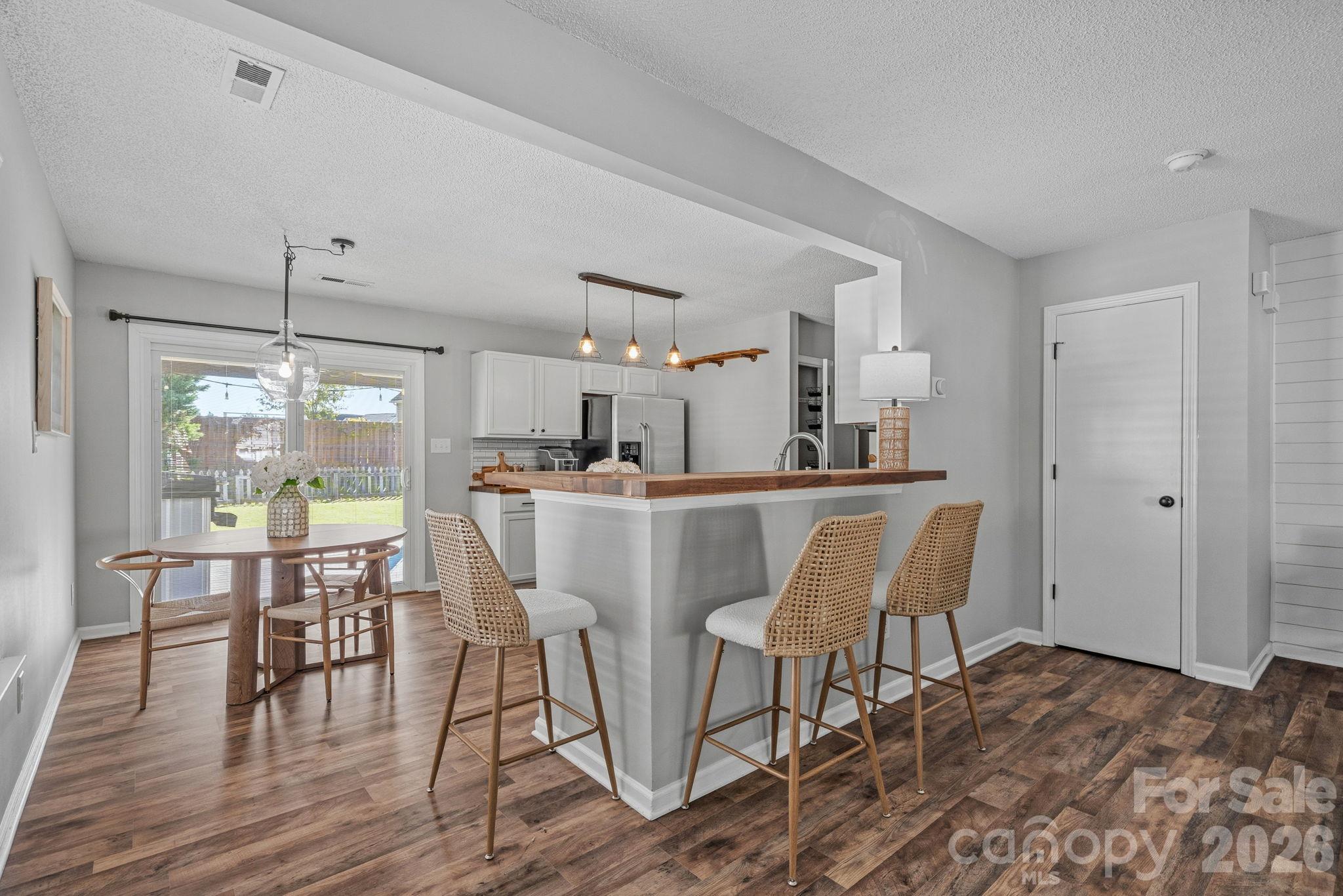 Breakfast bar - 130 Camforth Drive, Mooresville