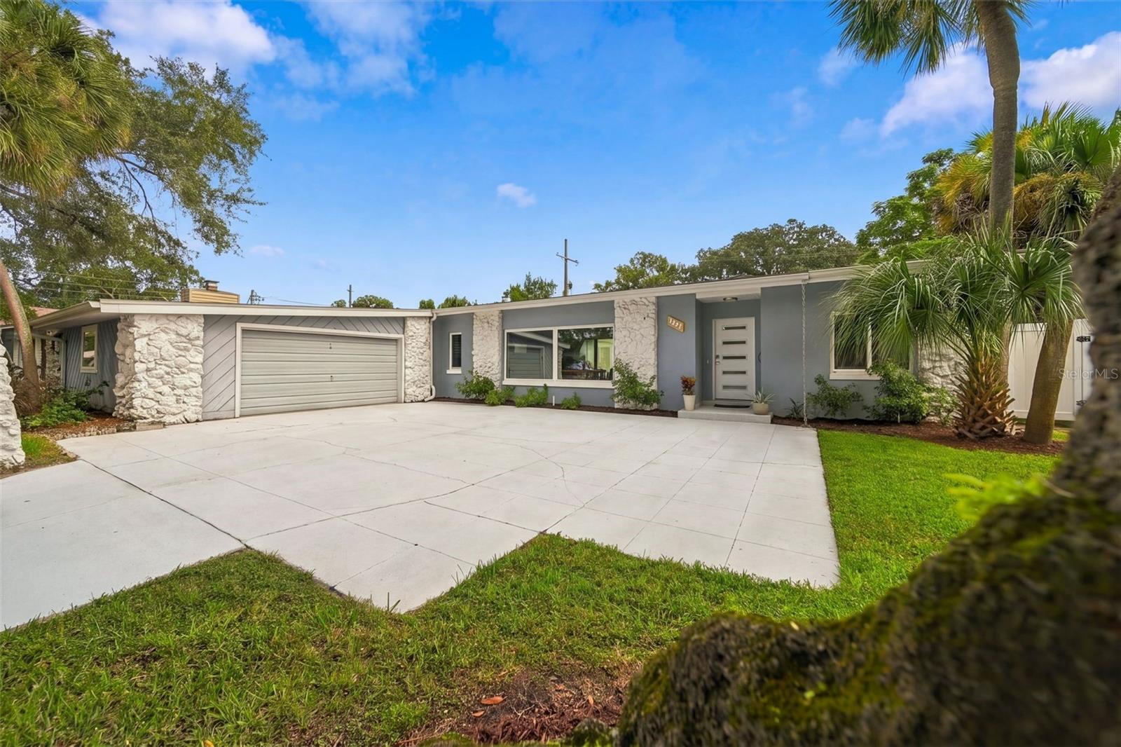 1221 SILVERSTONE AVE