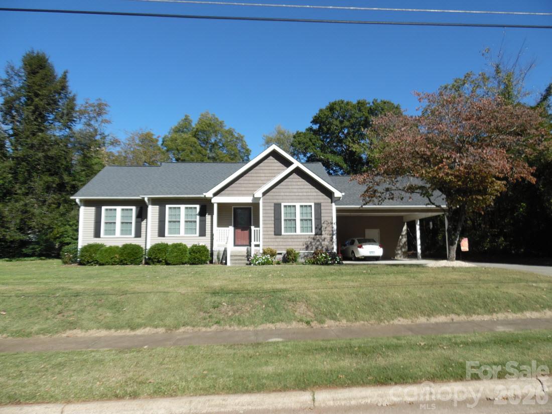 Single Family Residence at 216 W 7th Street, Newton, photo 2 of 27