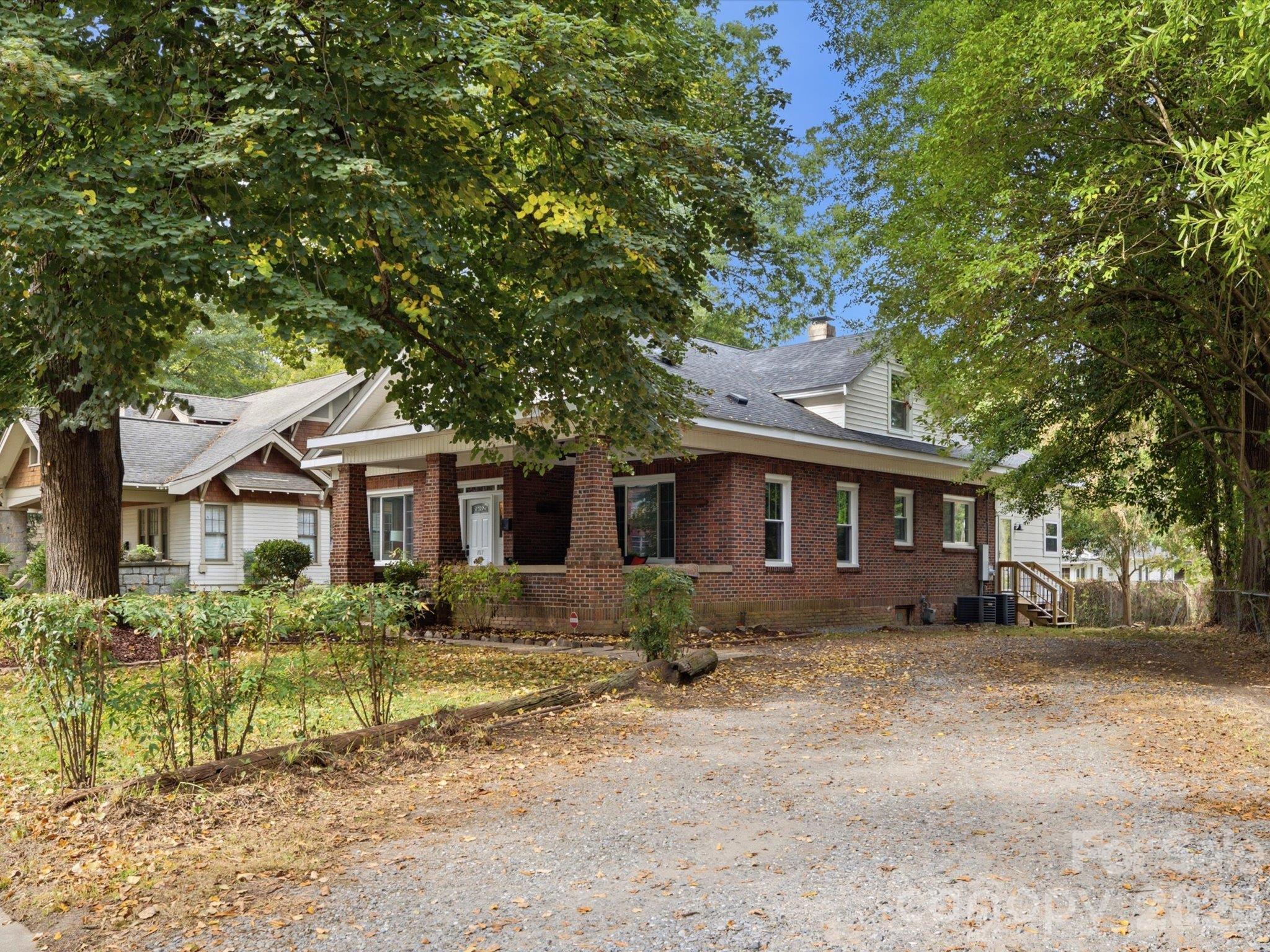 Single Family Residence at 707 S York Street, Gastonia, photo 5 of 89