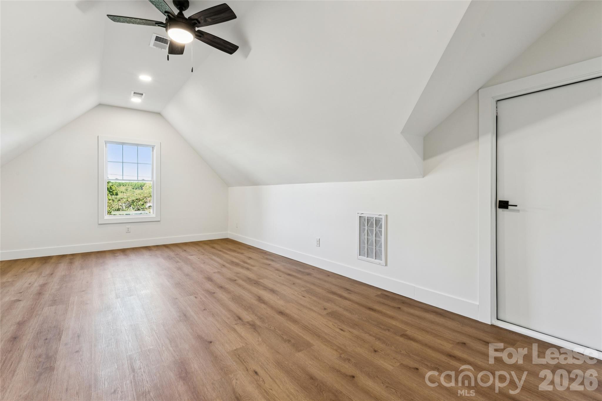 Large bonus room on upper floor with full bathroom - 11924 Crabapple Lane, Huntersville
