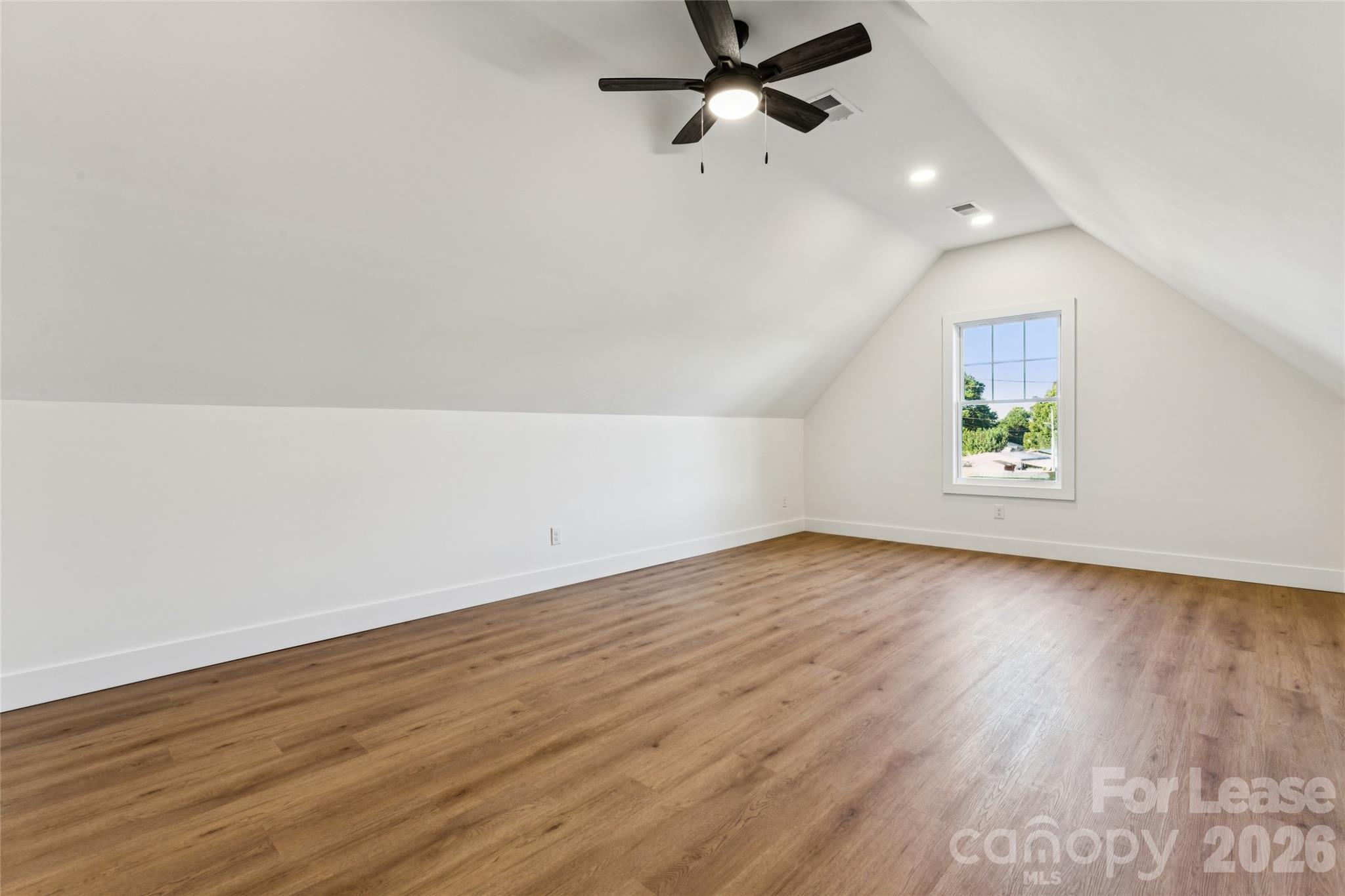 Large bonus room on upper floor with full bathroom - 11924 Crabapple Lane, Huntersville