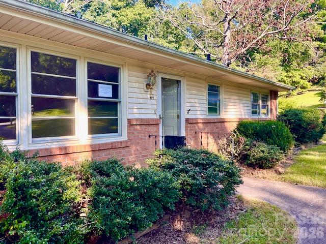 Single Family Residence at 14 Valle Vista Drive, Asheville, photo 5 of 36