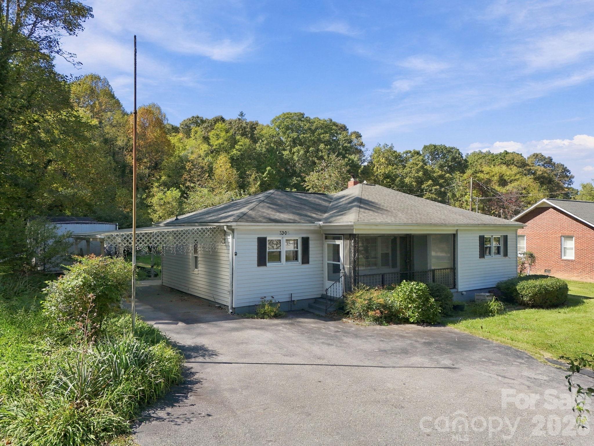 Single Family Residence at 3305 Spartanburg Highway, Flat Rock, photo 5 of 45