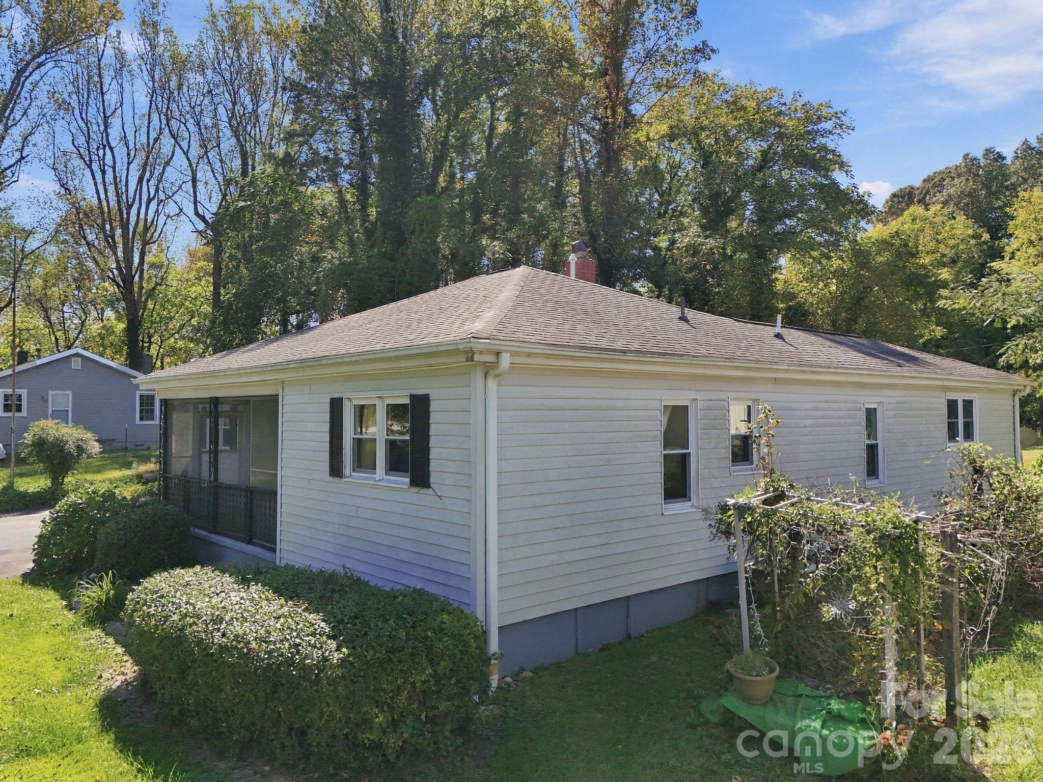 Single Family Residence at 3305 Spartanburg Highway, Flat Rock, photo 6 of 45