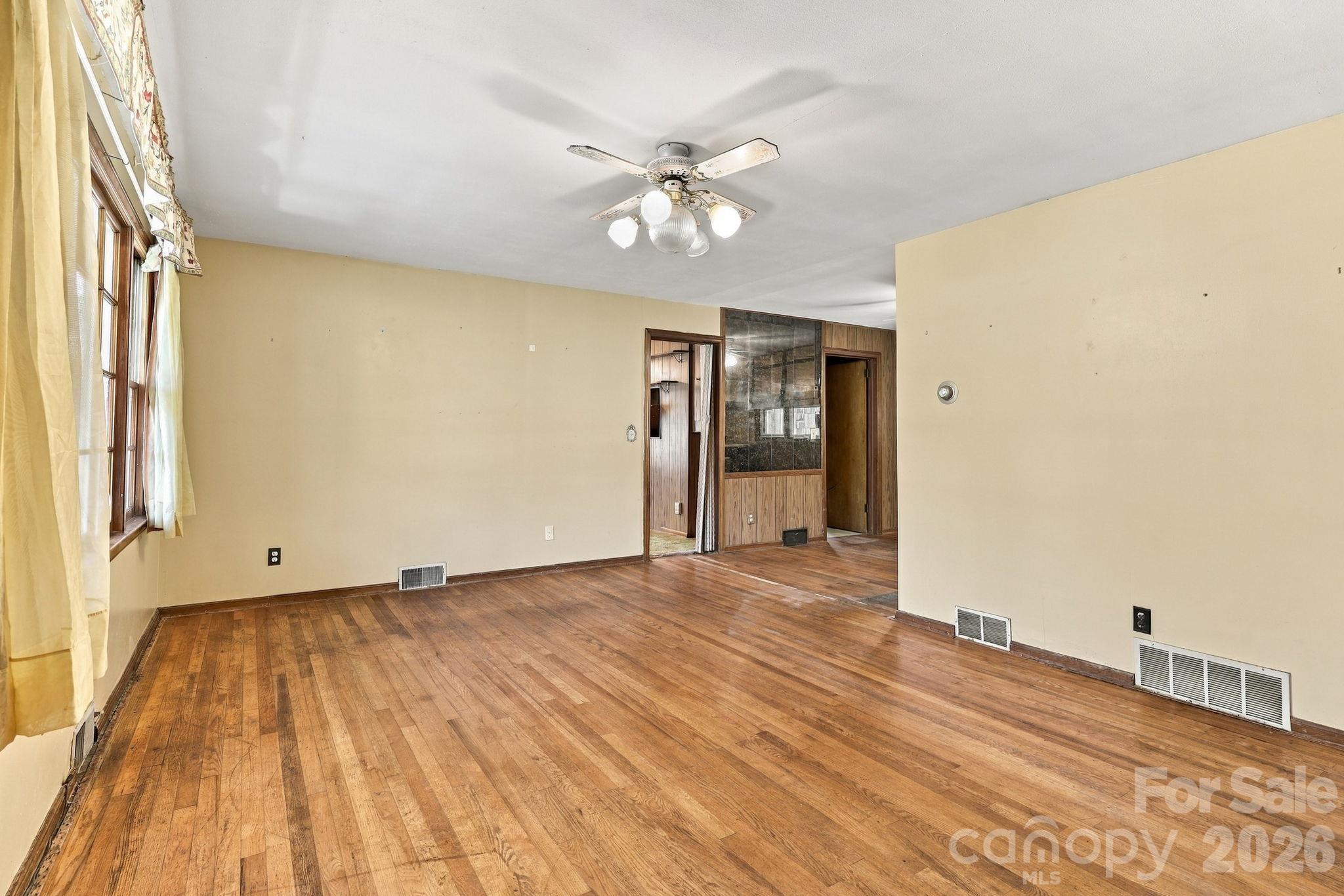 Single Family Residence at 3305 Spartanburg Highway, Flat Rock, photo 16 of 45
