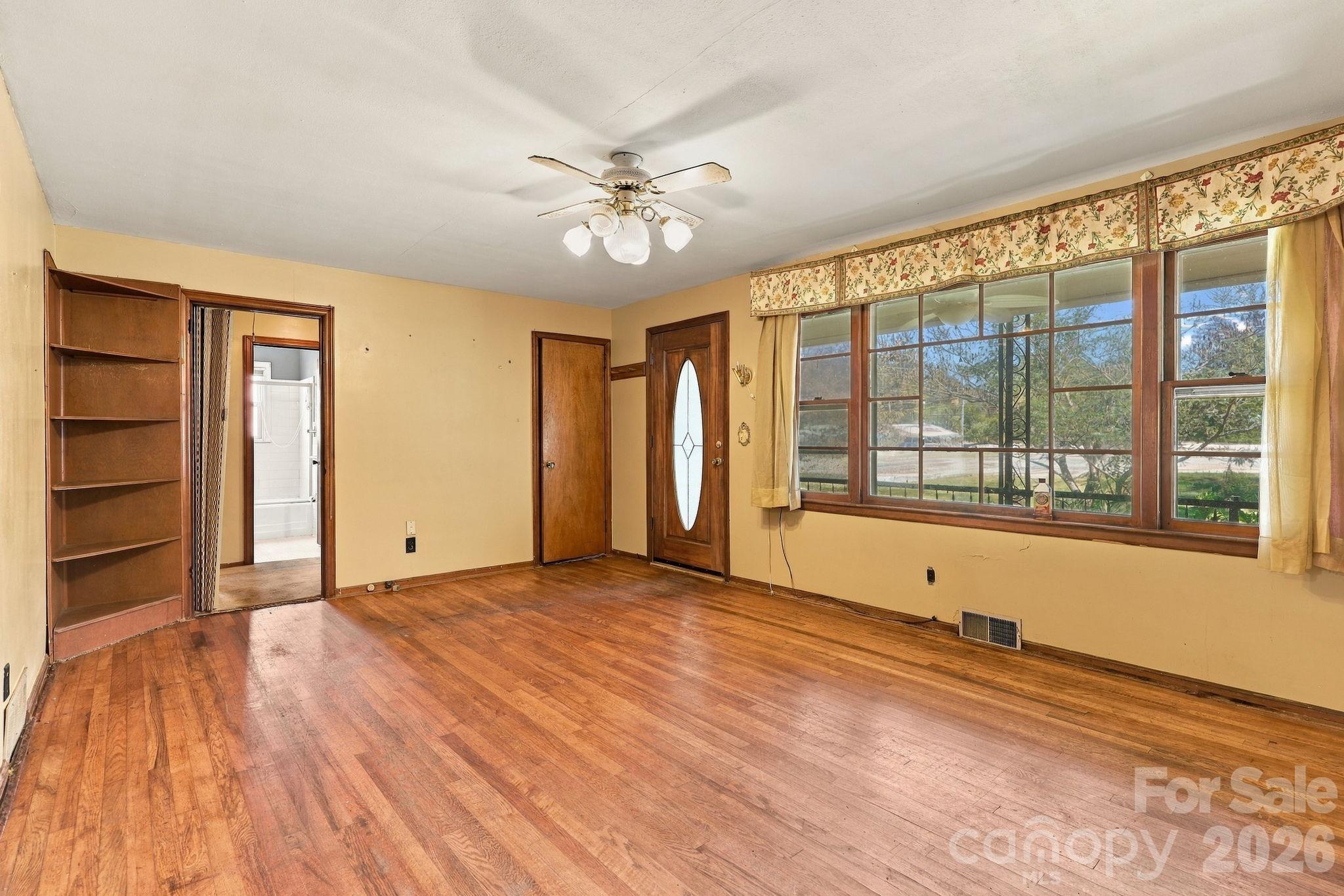Single Family Residence at 3305 Spartanburg Highway, Flat Rock, photo 18 of 45