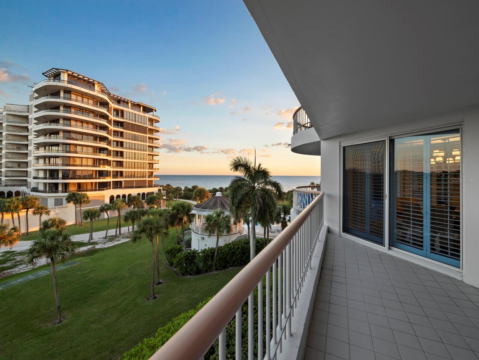 The best of indoor/outdoor living, where the everyday is extraordinary - 455 LONGBOAT CLUB RD #402, LONGBOAT KEY
