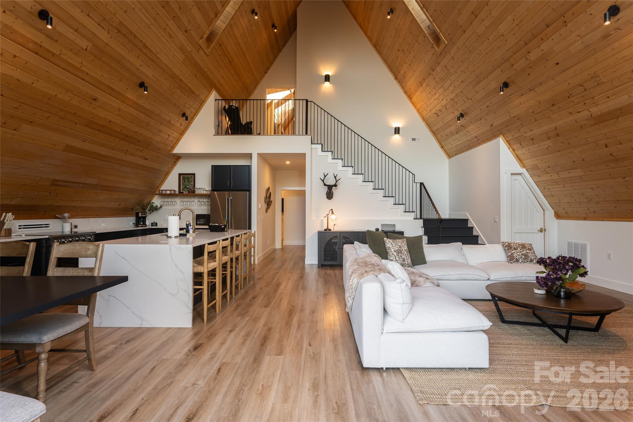 Great Room with statement vaulted ceilings - 125 Carolina Lily Lane, Asheville