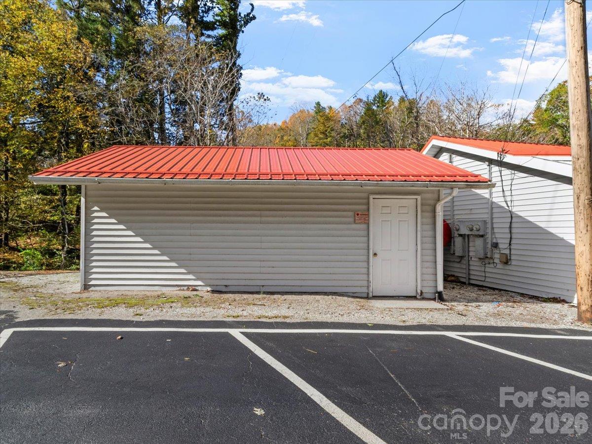 End storage unit - 13780 S 226 Highway, Spruce Pine