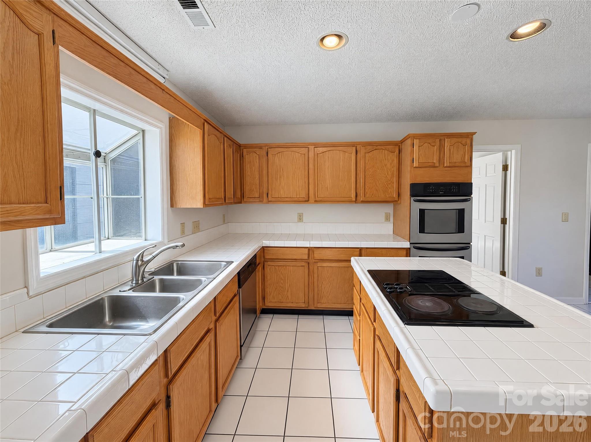 Single Family Residence at 5244 Dayan Drive, Charlotte, photo 7 of 21