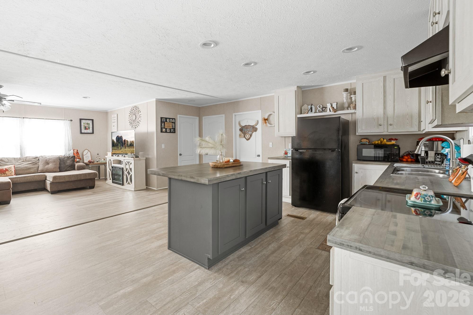Single Family Residence at 106 Ol Field Court, Lawndale, photo 4 of 34