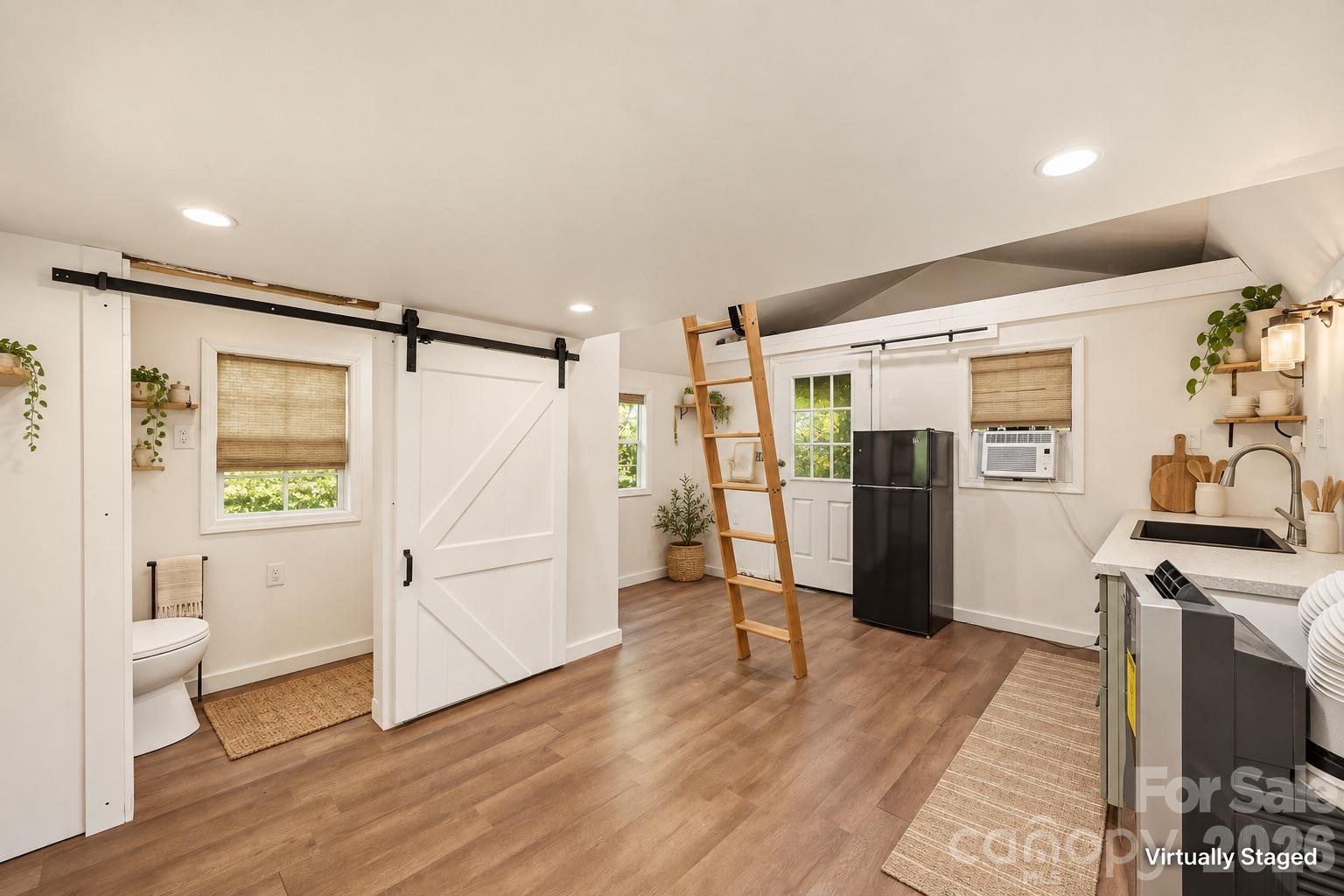 Detached guest suite with full bathroom (staged) - 40 11th Street, Belmont