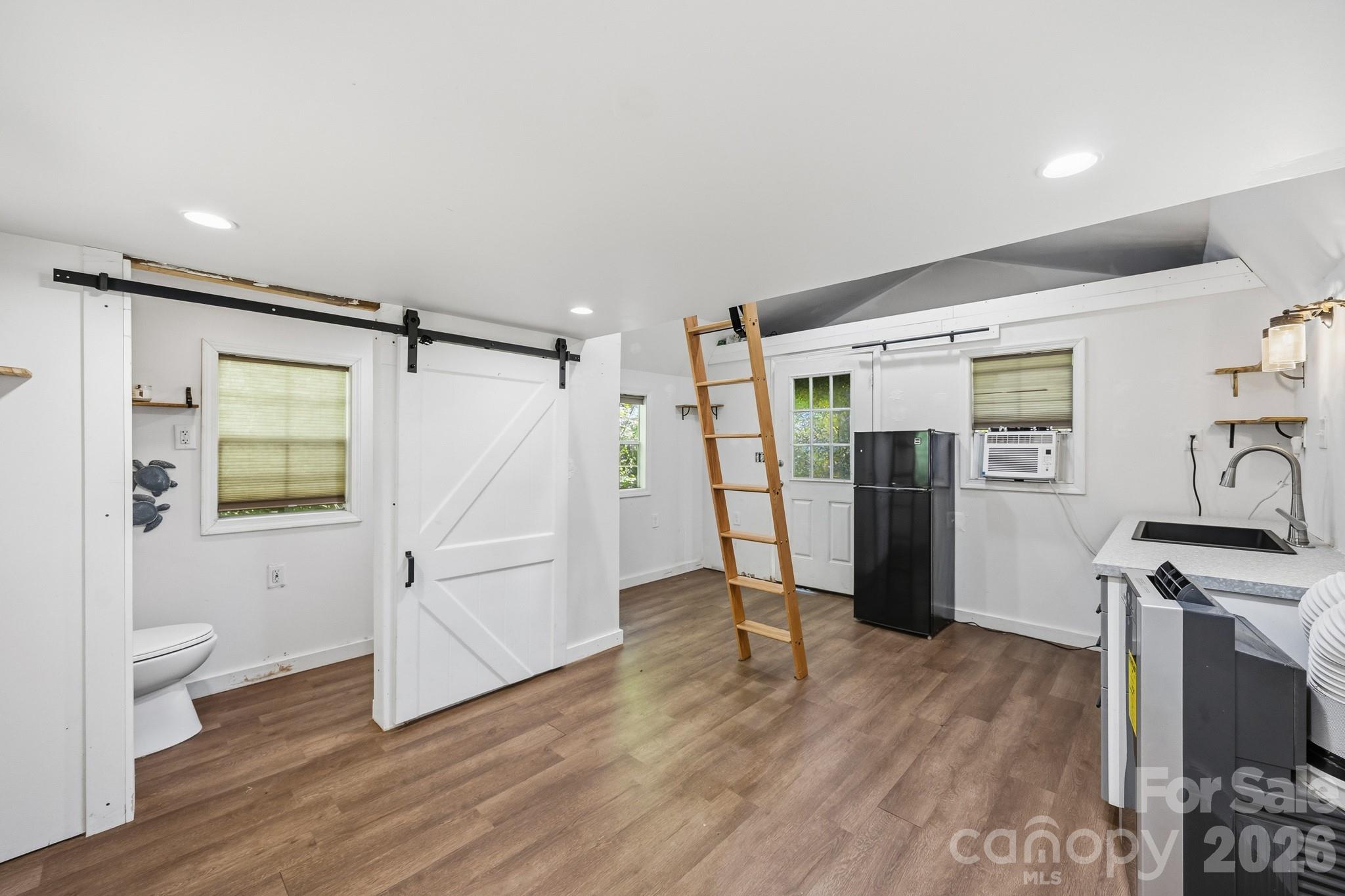 Detached guest suite with full bathroom - 40 11th Street, Belmont