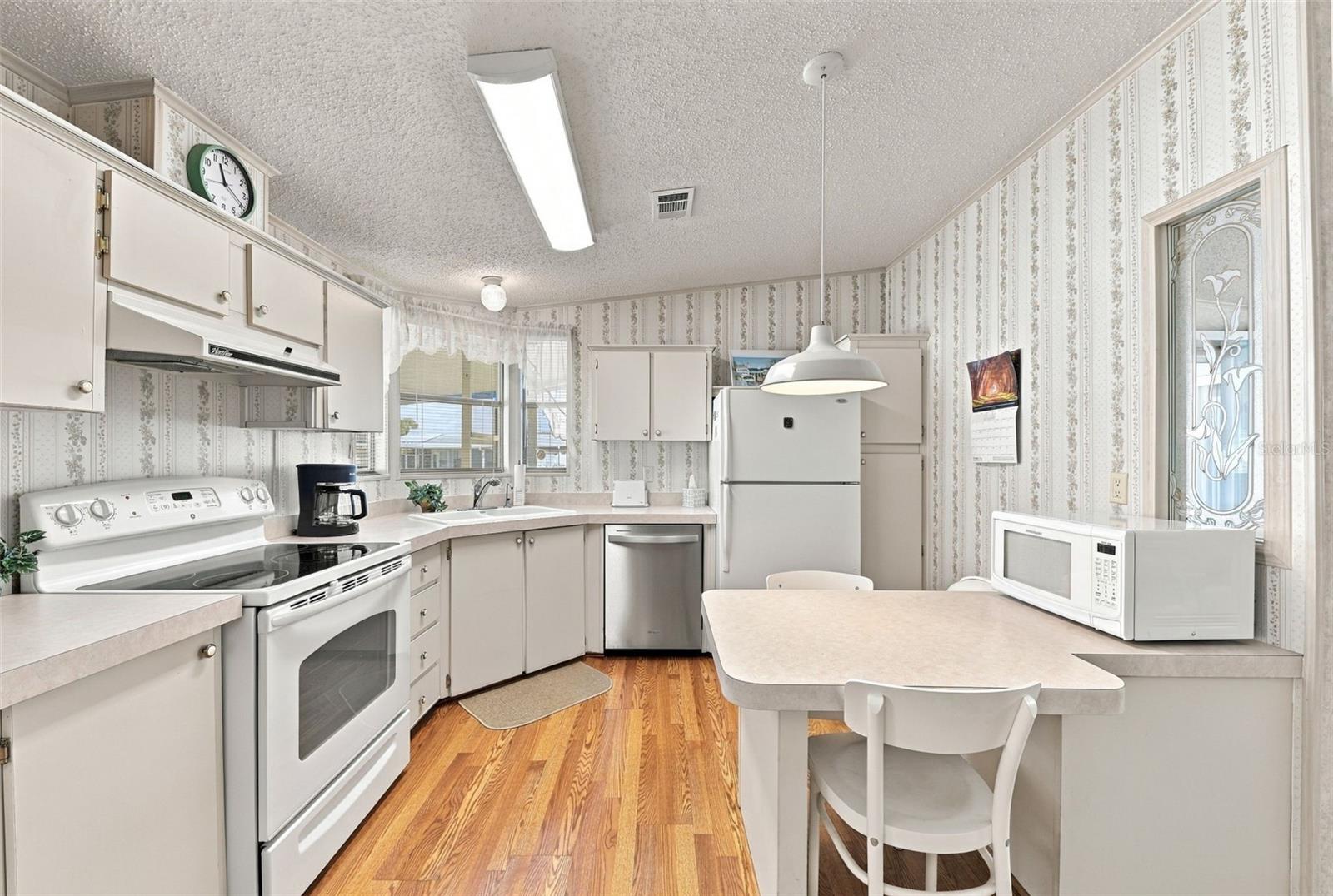 Manufactured Home at 122 DOUGLAS PARK AVE, DAVENPORT, photo 11 of 26
