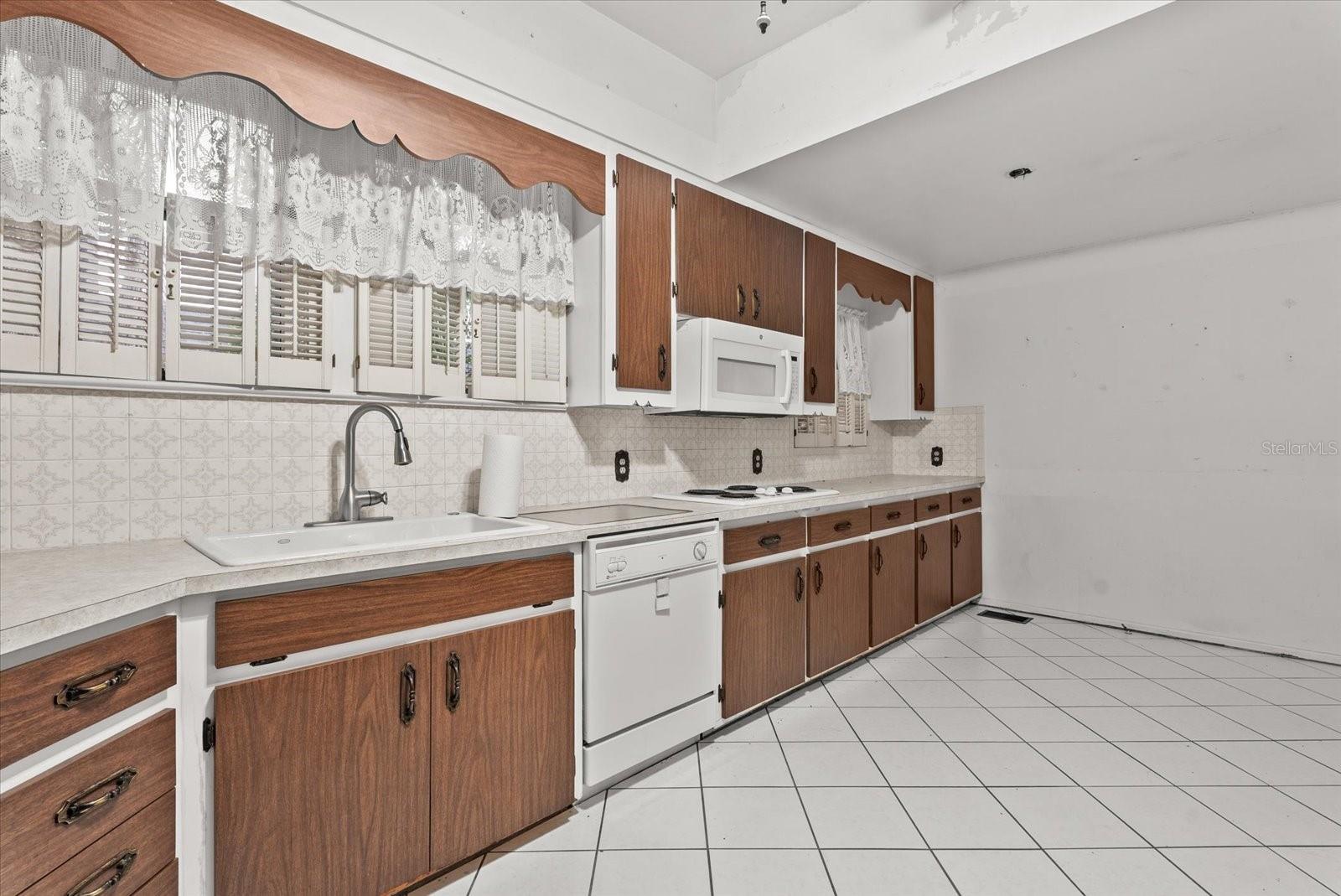 Single Family Residence at 2714 MANATEE AVE W, BRADENTON, photo 8 of 40