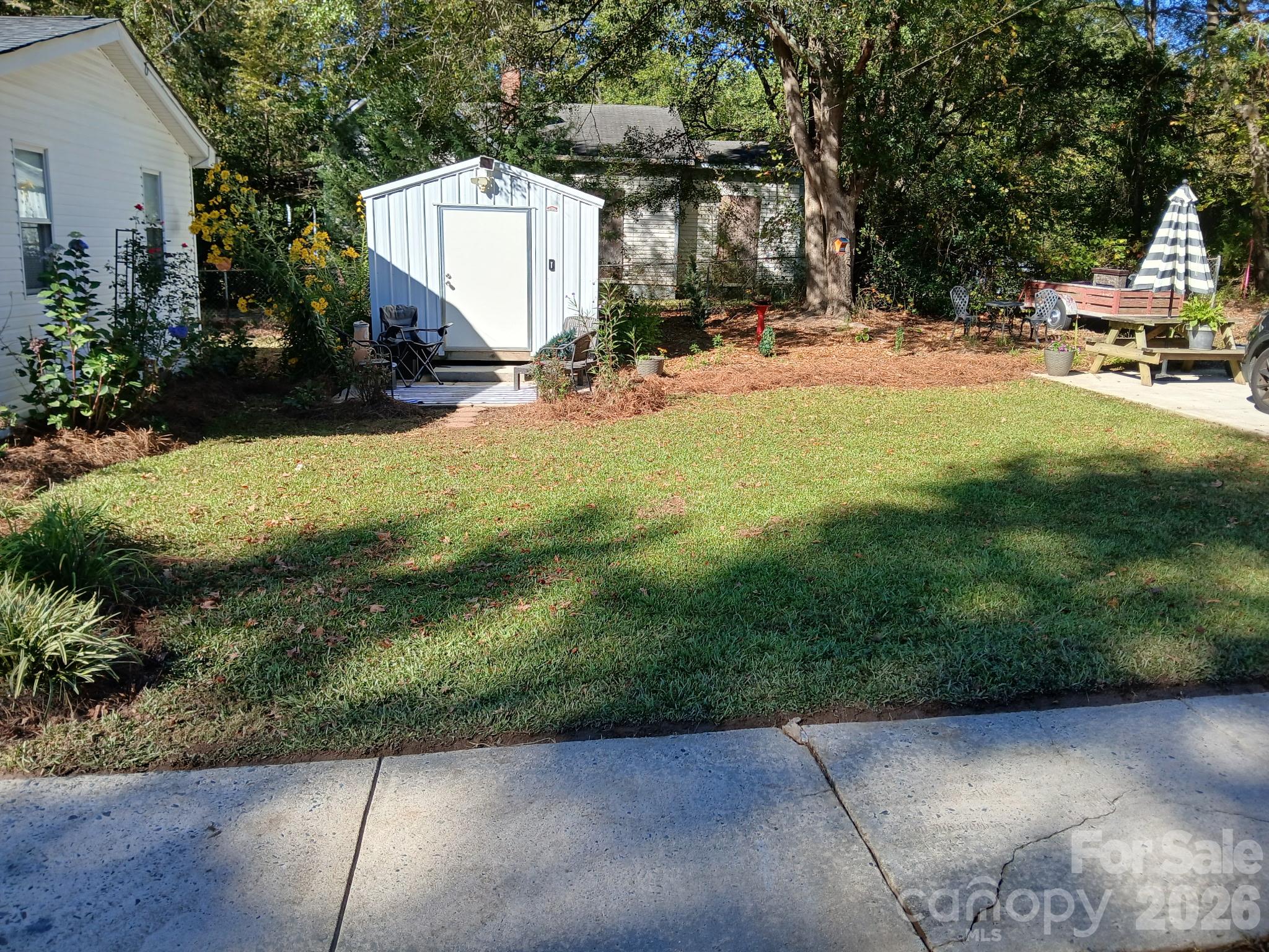Single Family Residence at 115 S Davis Street, Dallas, photo 6 of 21