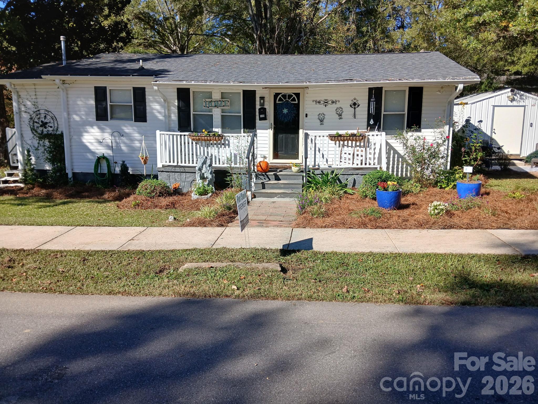 Single Family Residence at 115 S Davis Street, Dallas, photo 2 of 21