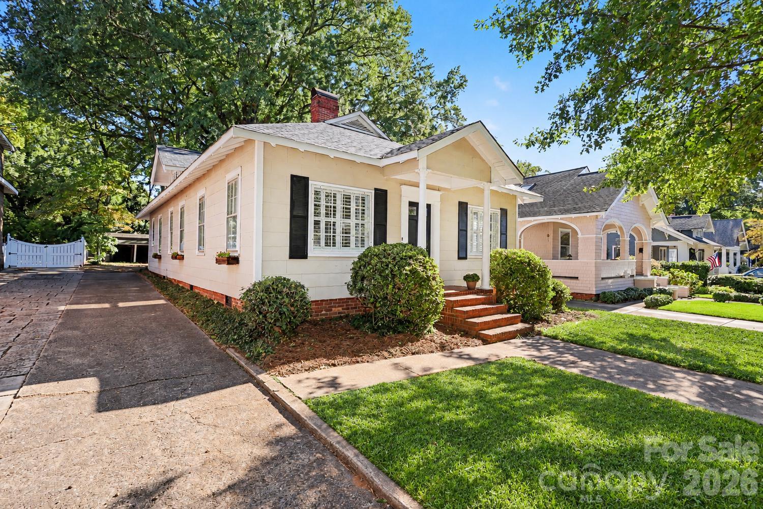grass is photoshopped in the front yard - 1933 Park Road, Charlotte