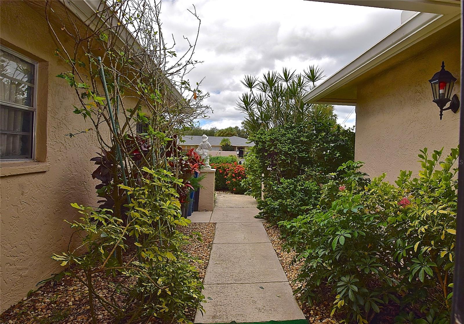 6883 W COUNTRY CLUB LN, SARASOTA FL 34243-3511 - PALM-AIRE AT SARASOTA 9-B, SARASOTA