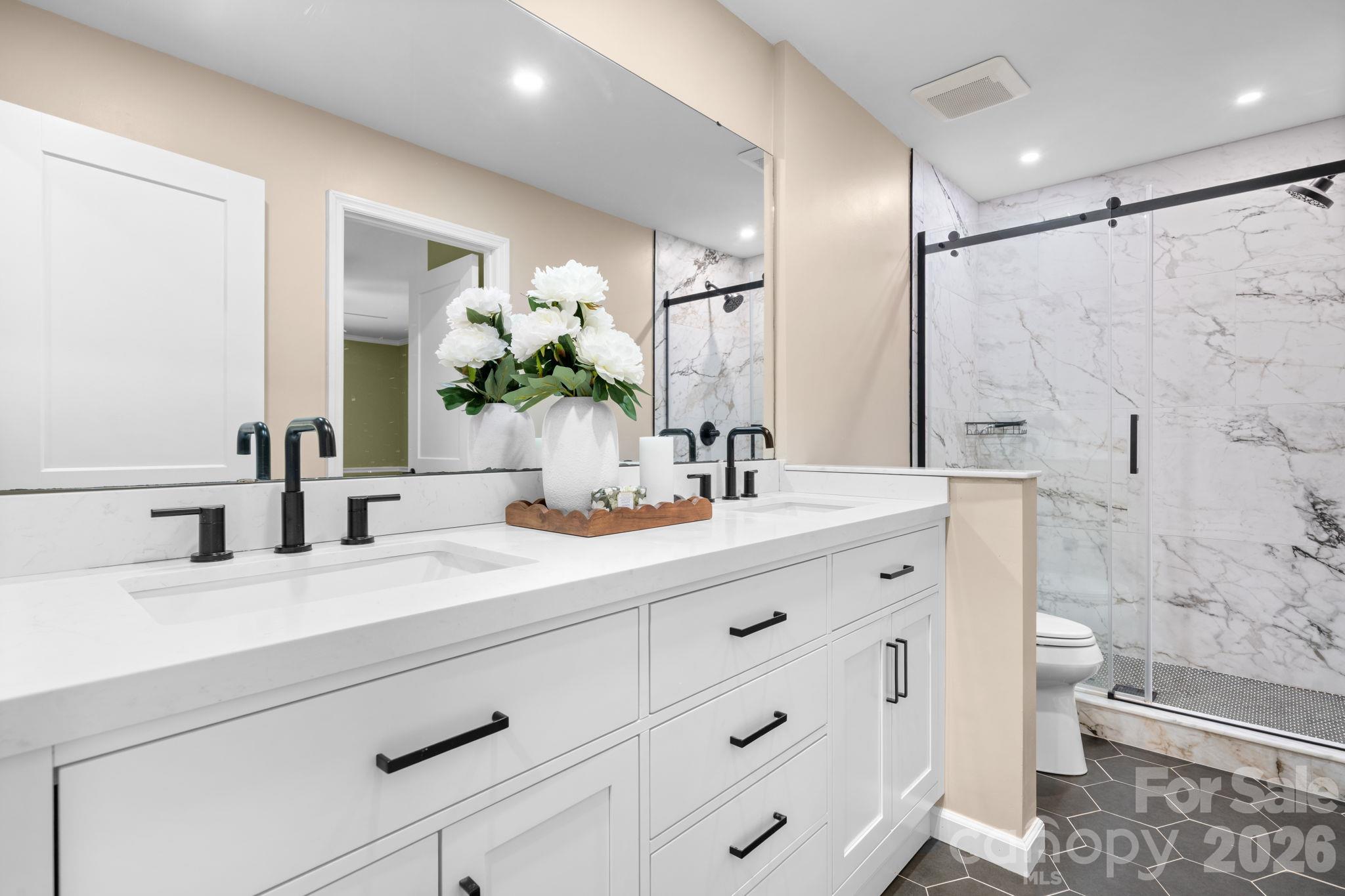 main bathroom - 4024 Wandering Lane, Hickory
