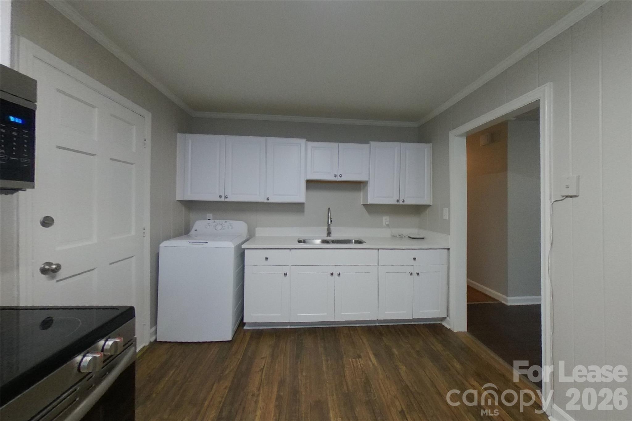 Single Family Residence at 4300 Oak Forest Drive, Charlotte, photo 5 of 15