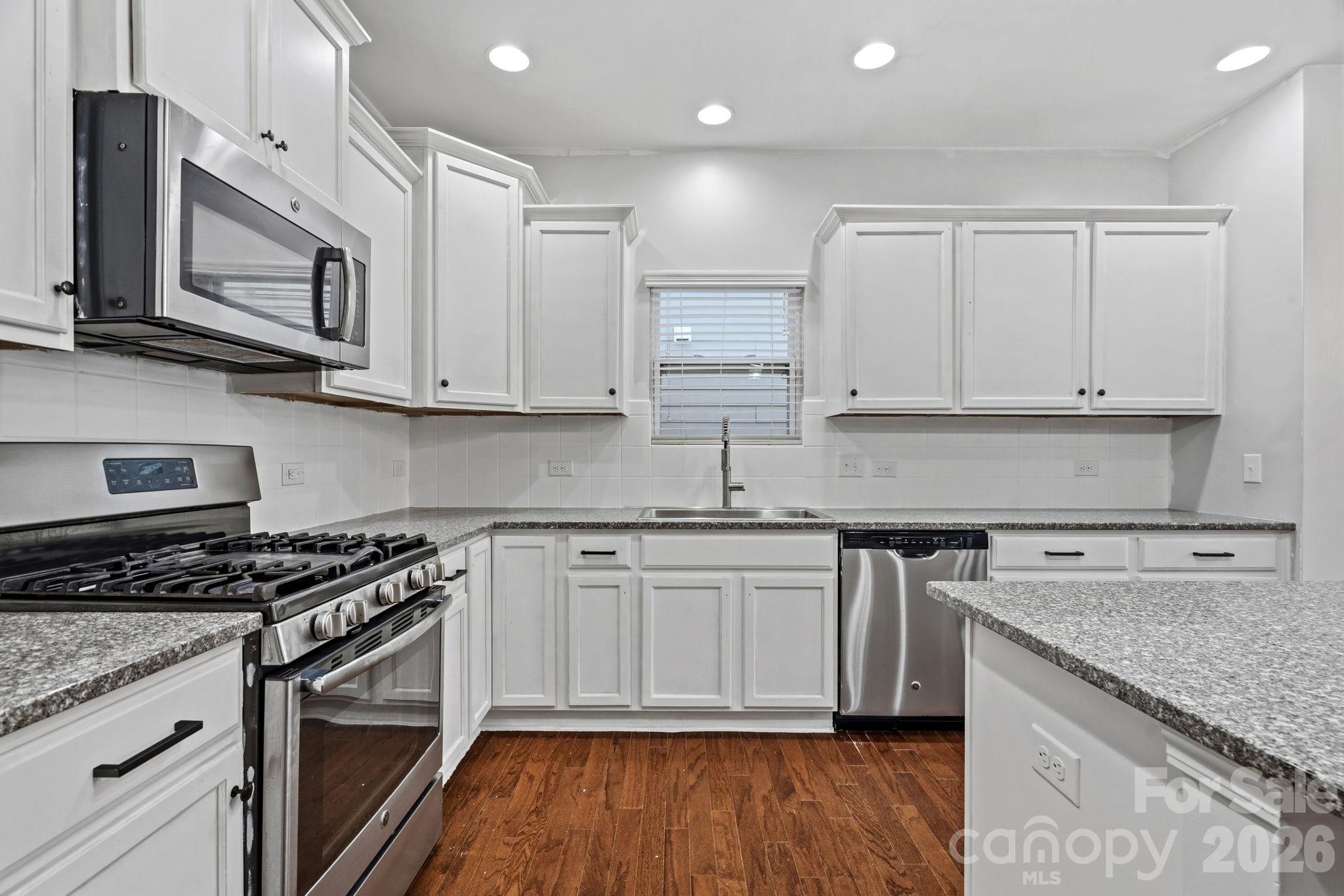 Bright kitchen with lots of natural light! - 1555 Spring Blossom Trail, Fort Mill