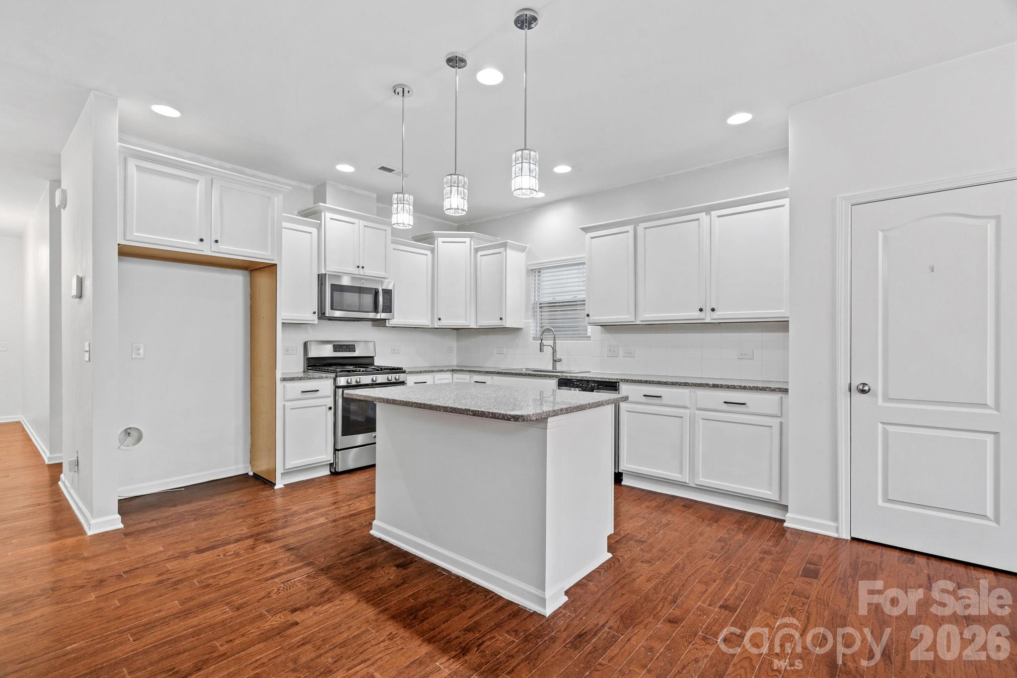Single Family Residence at 1555 Spring Blossom Trail, Fort Mill, photo 3 of 31