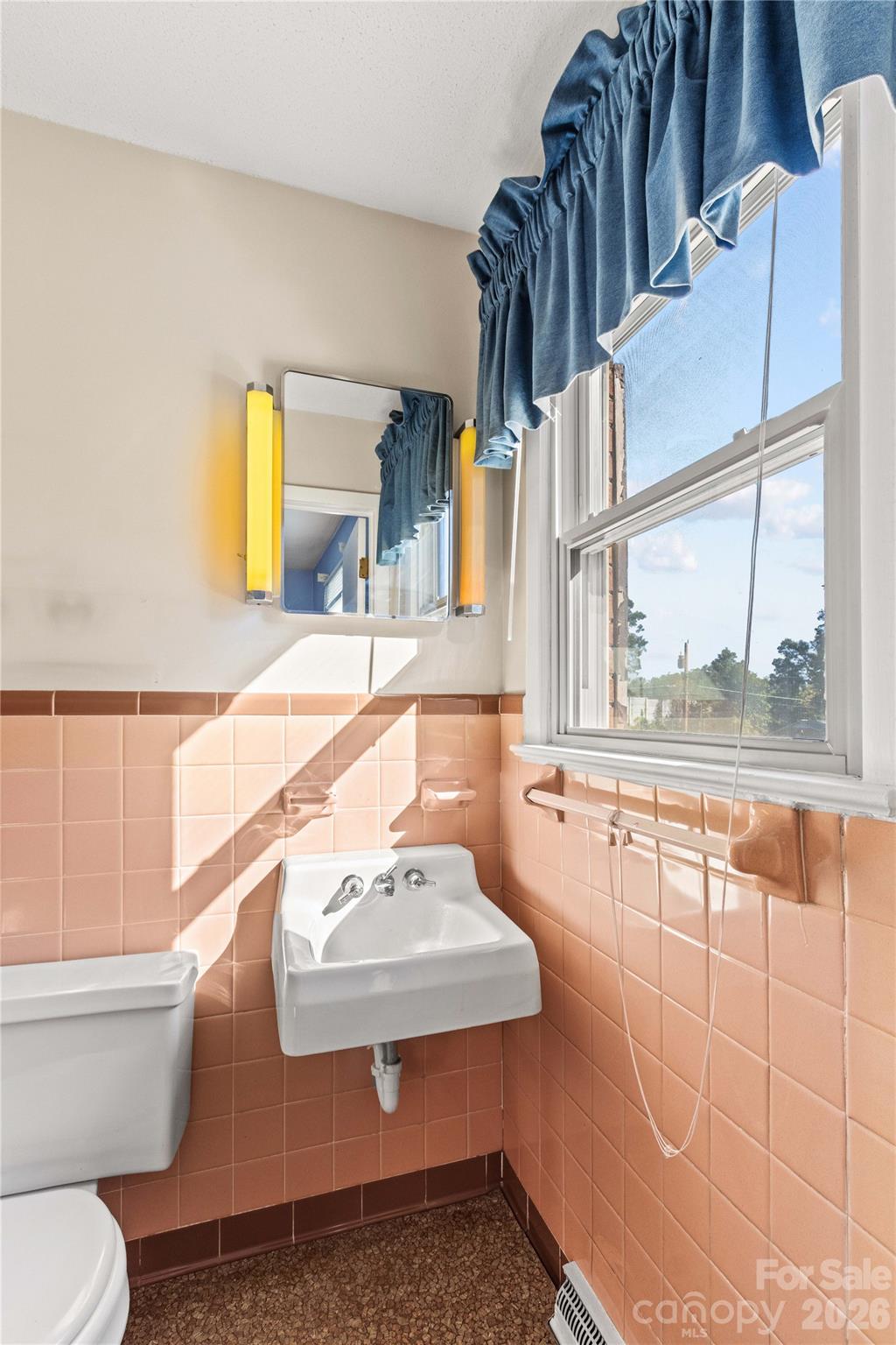 Half bath - 522 Carolina Avenue N, Statesville
