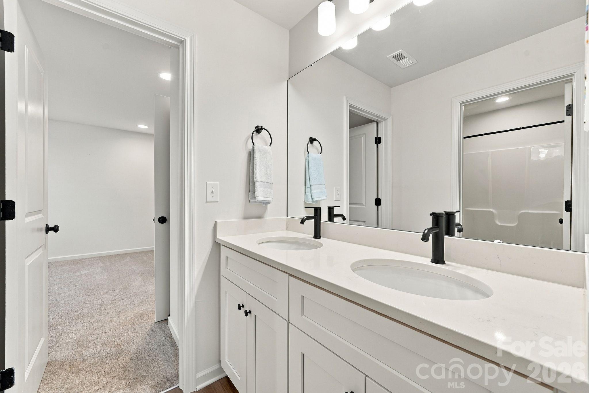 Shared Jack and Jill full bath - 4715 Crestmont Drive, Charlotte