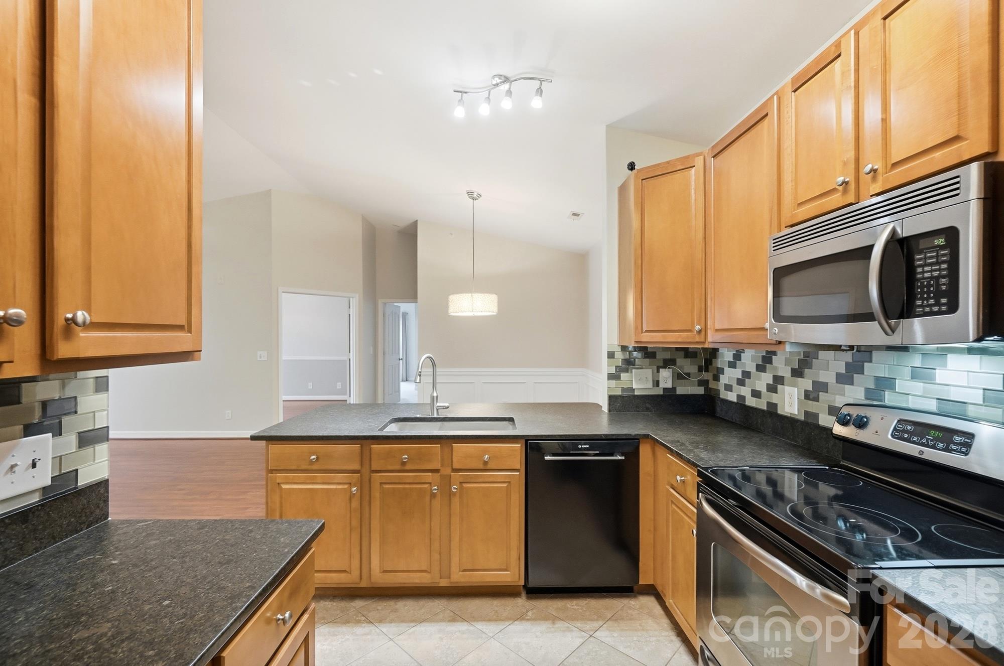 Condominium at 16752 Amberside Road, Cornelius, photo 12 of 40