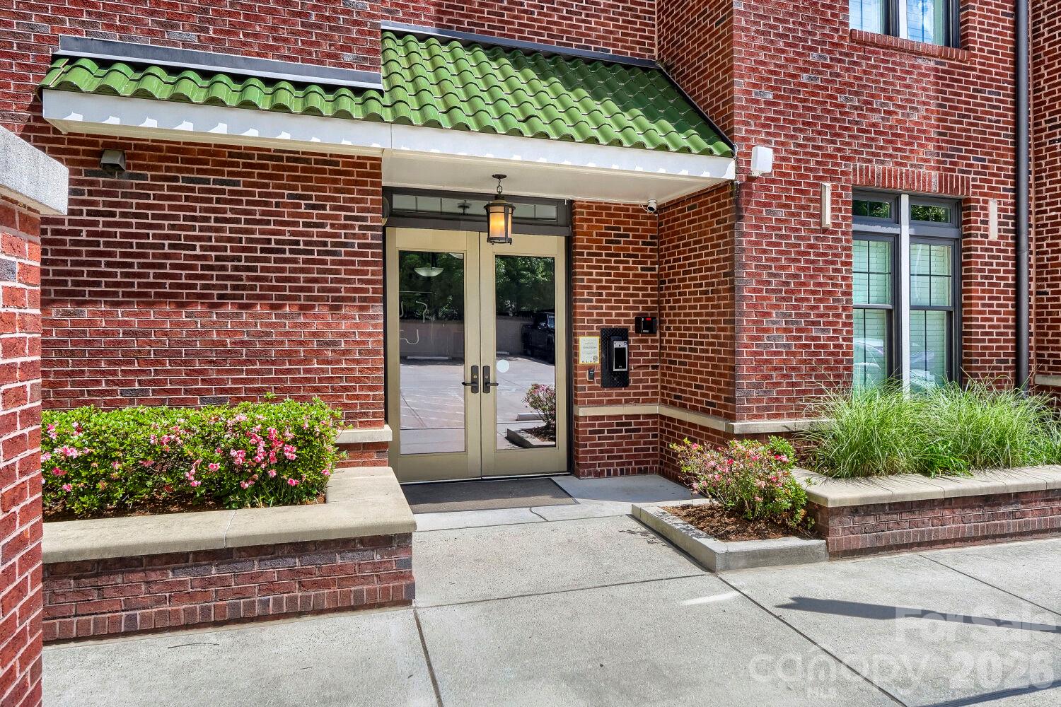 Inviting main entrance - 2810 Selwyn Avenue, Charlotte