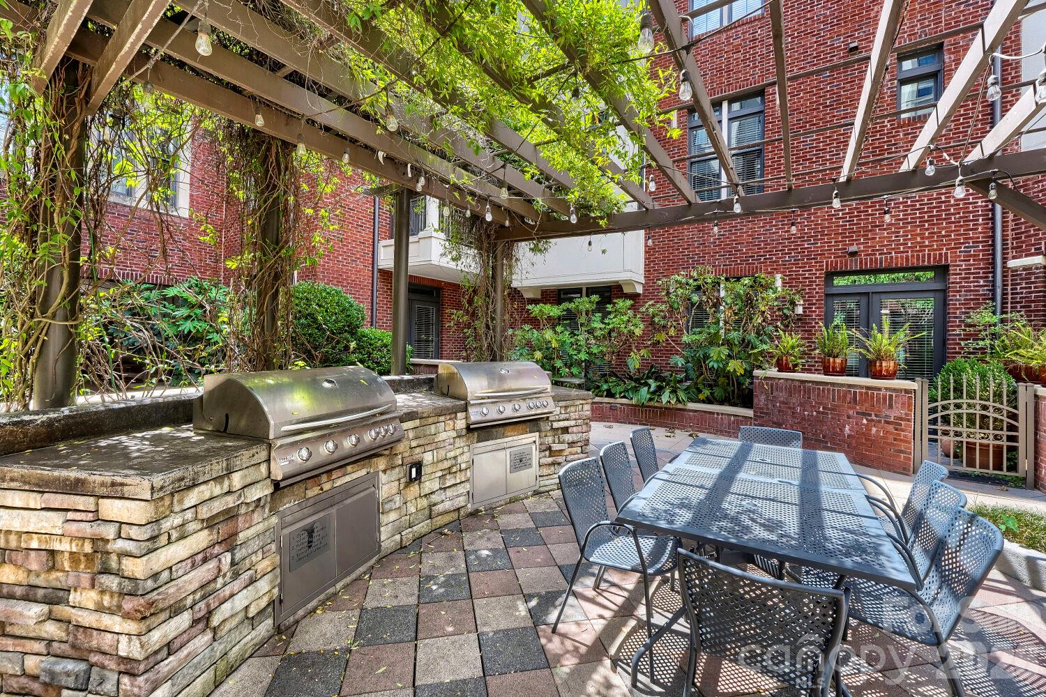Community Grilling Area in Courtyard - 2810 Selwyn Avenue, Charlotte