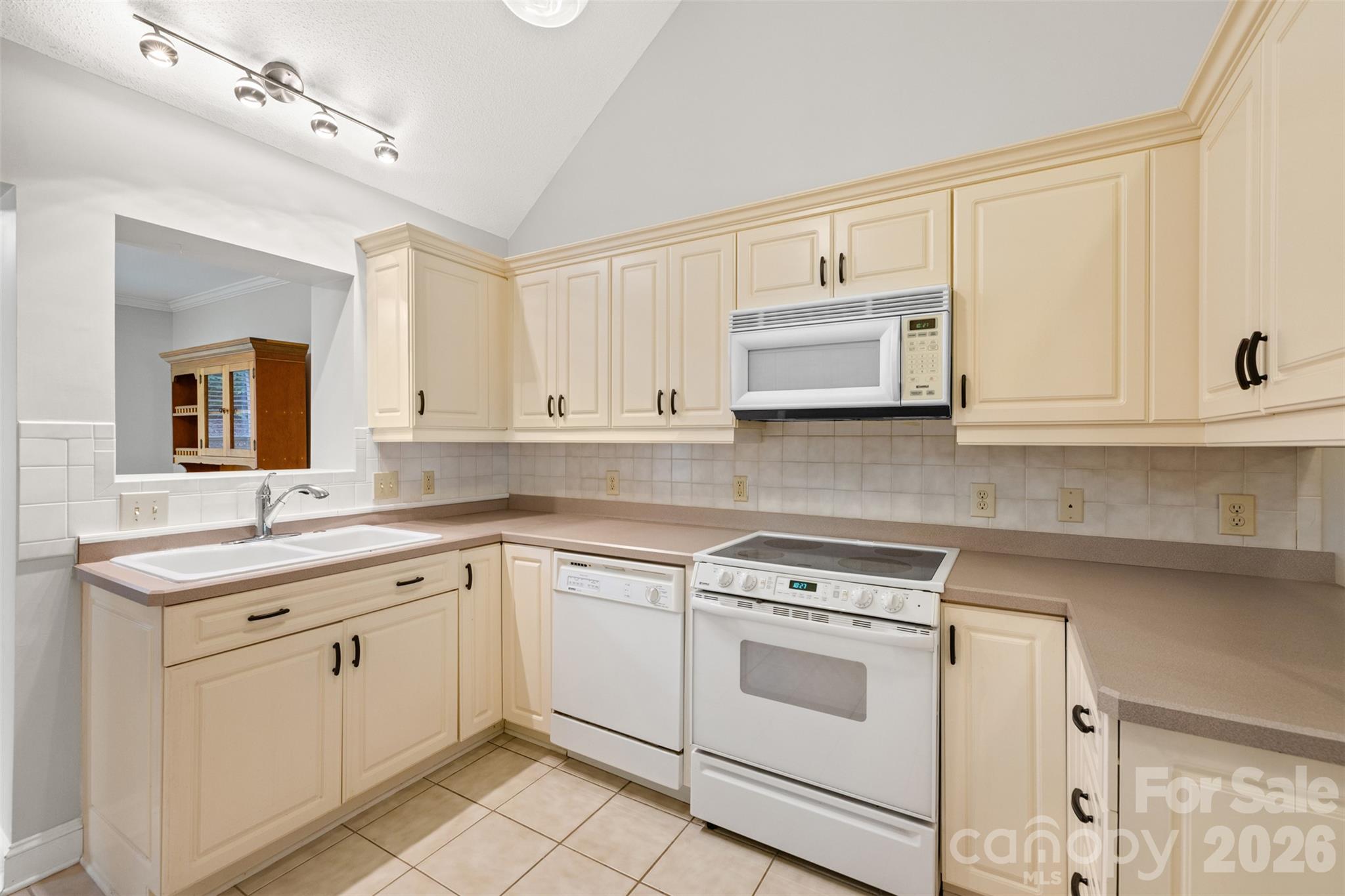 Townhouse at 168 Columns Circle, Shelby, photo 4 of 21