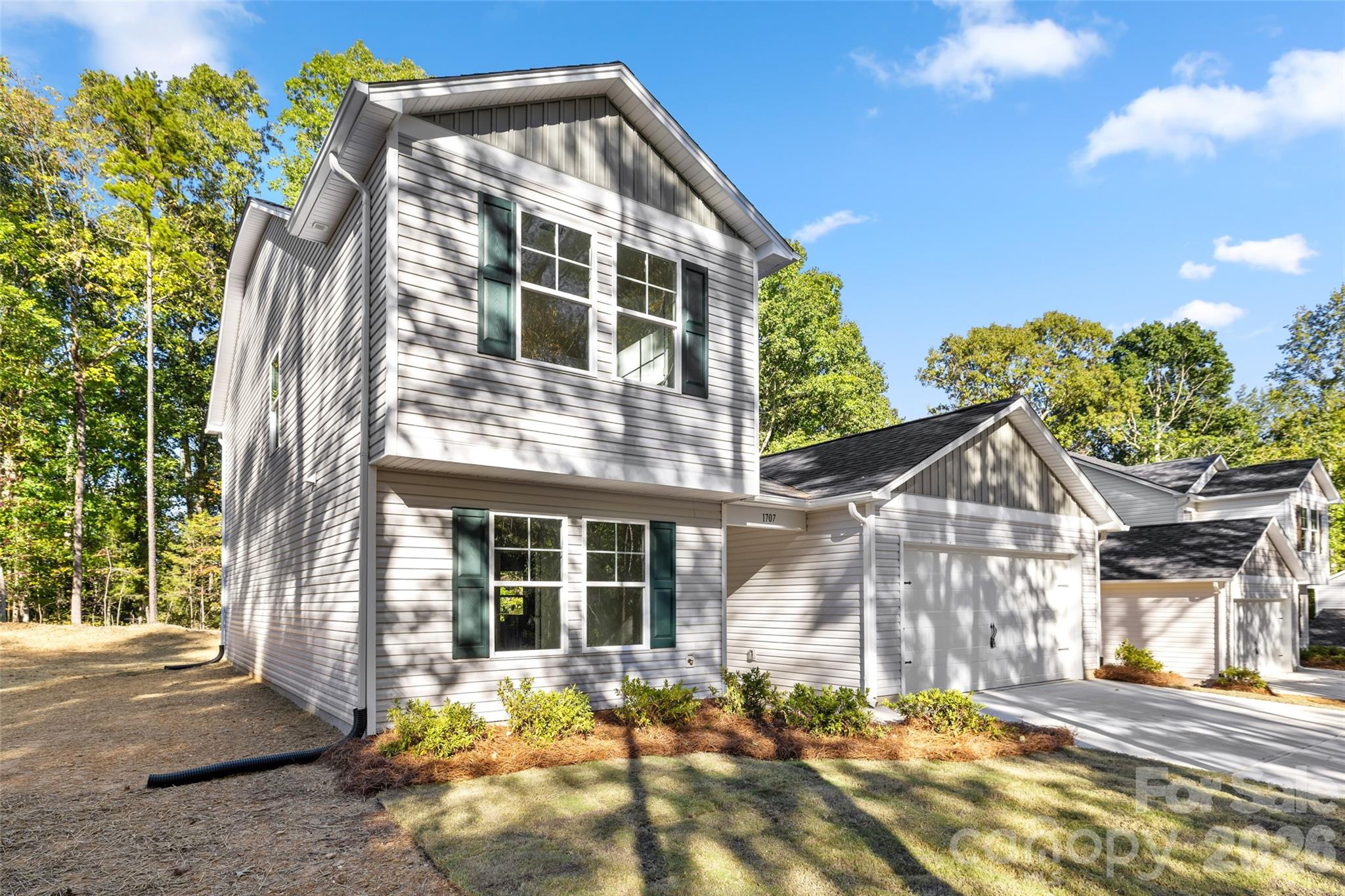 Dual primary suites, 5 bedrooms, 3.5 baths - 1707 Evans Drive, Lancaster