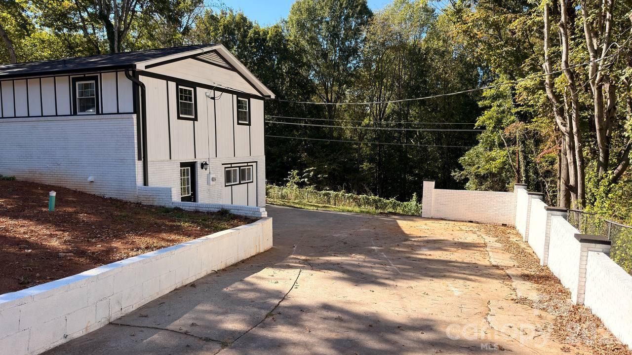 Single Family Residence at 169 8th Avenue SW, Conover, photo 5 of 32
