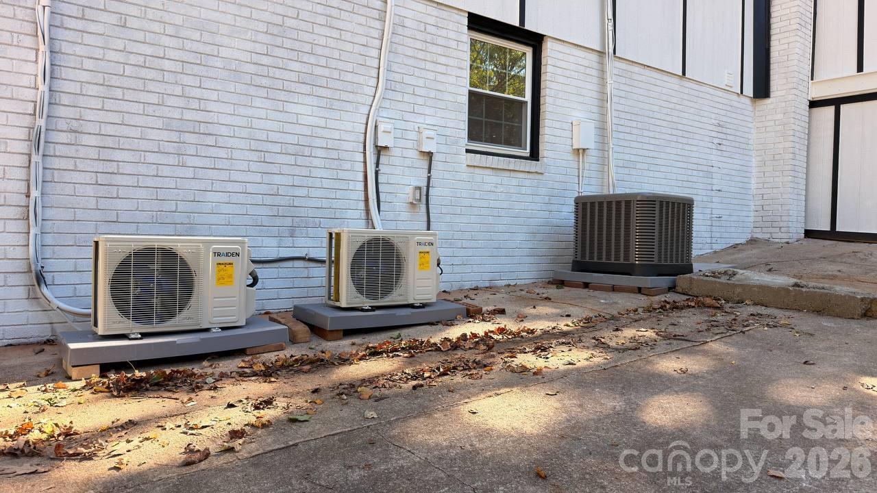 Single Family Residence at 169 8th Avenue SW, Conover, photo 6 of 32