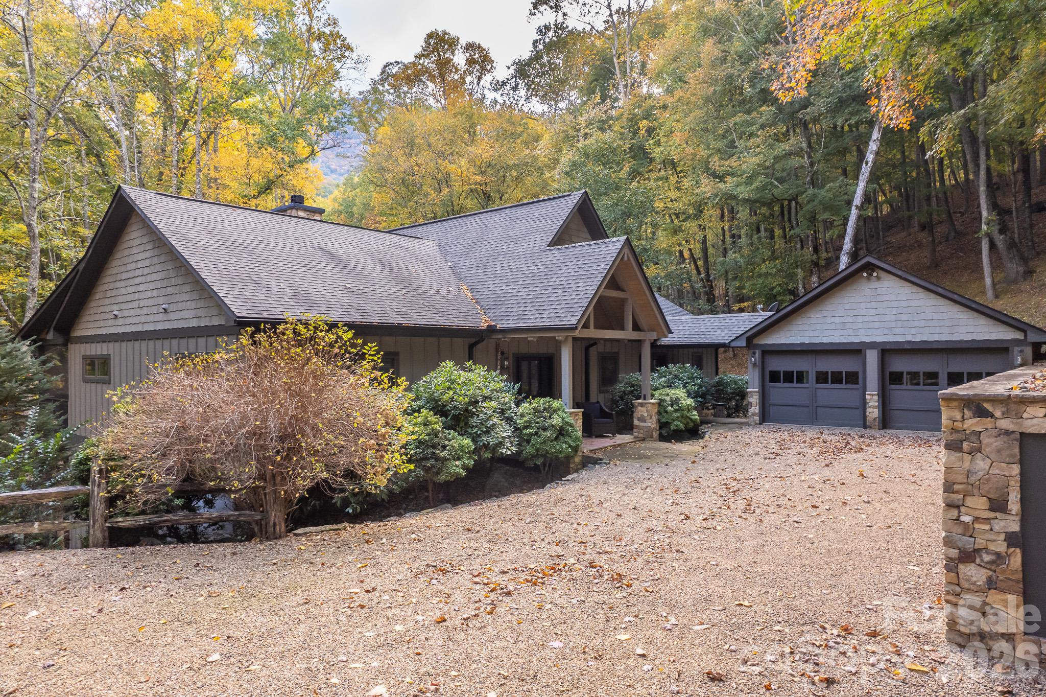 Large parking area for guests - 350 Celo Cove Drive, Burnsville