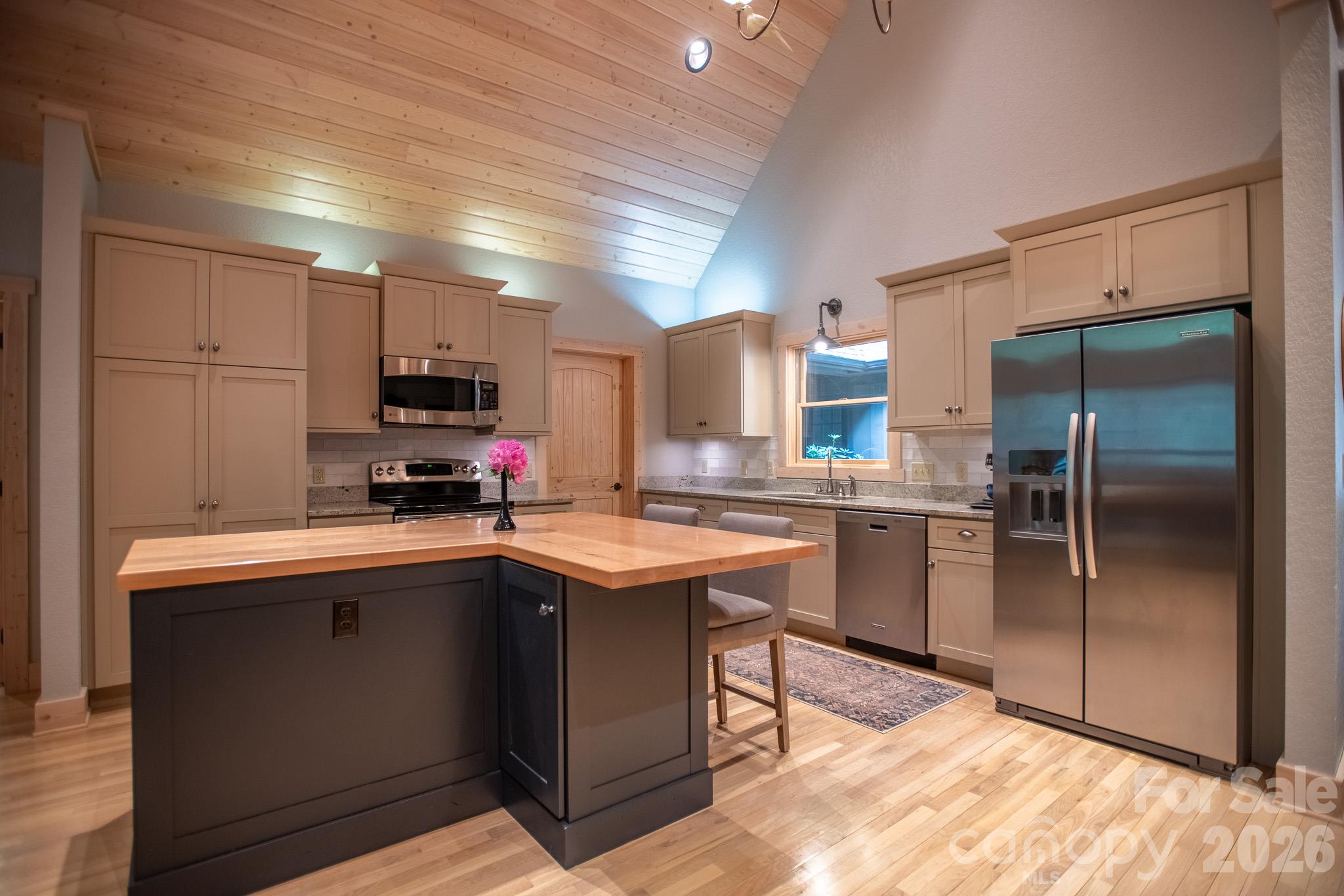 Kitchen Island for breakfast or a coffee break. - 350 Celo Cove Drive, Burnsville