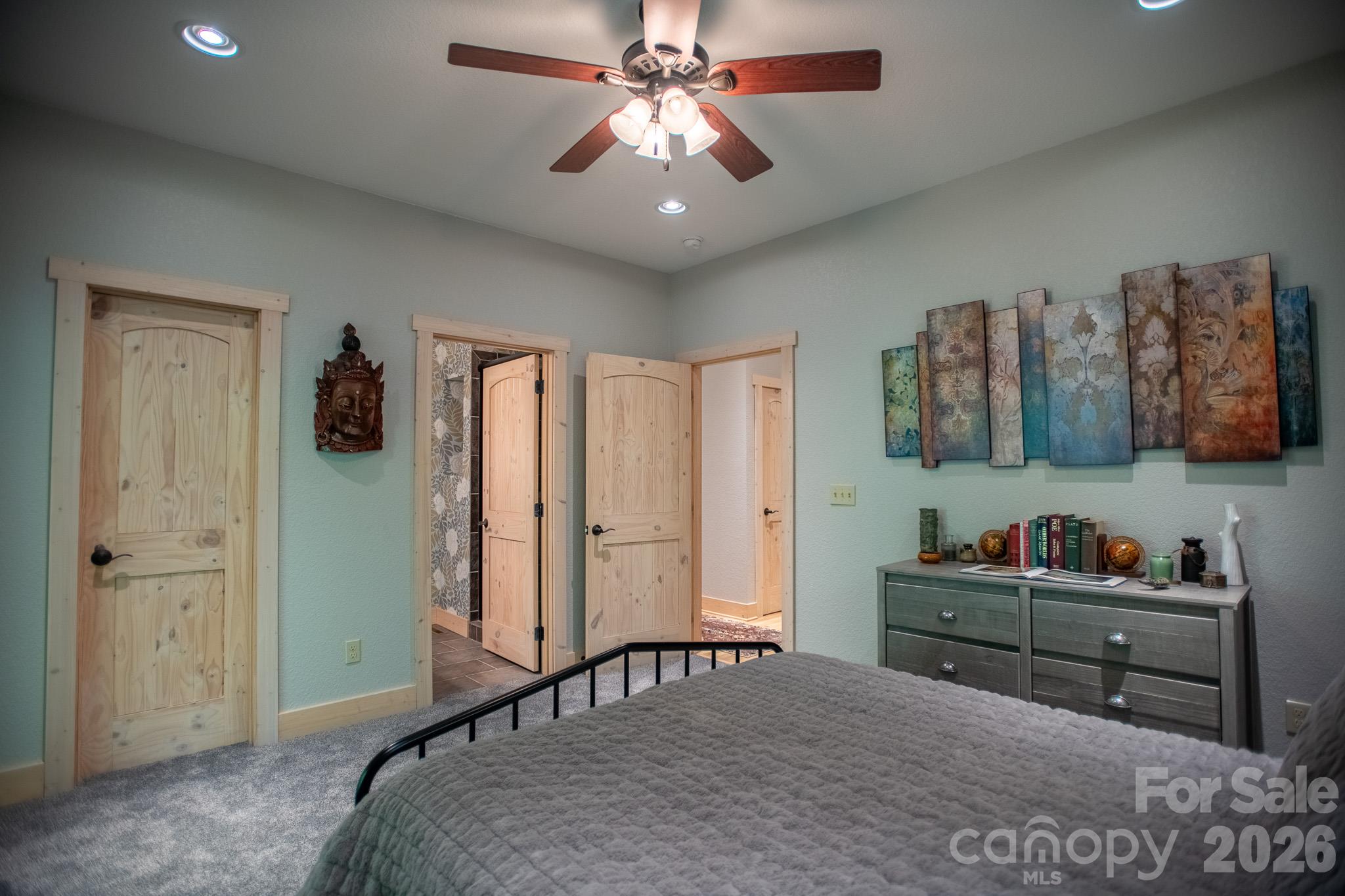 Guest en suite bedroom - 350 Celo Cove Drive, Burnsville
