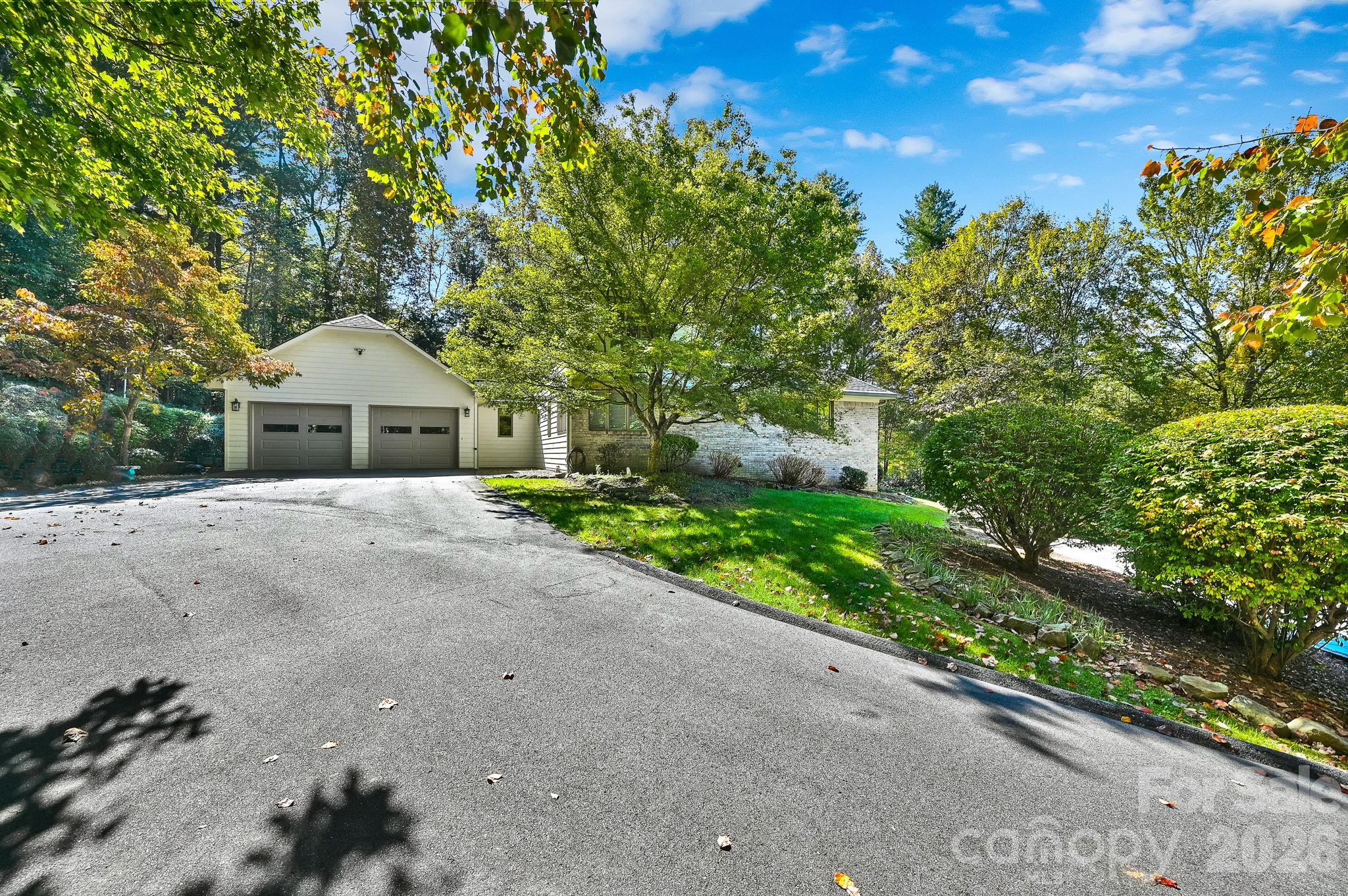 Double Garage - 52 Oak Gate Drive, Hendersonville