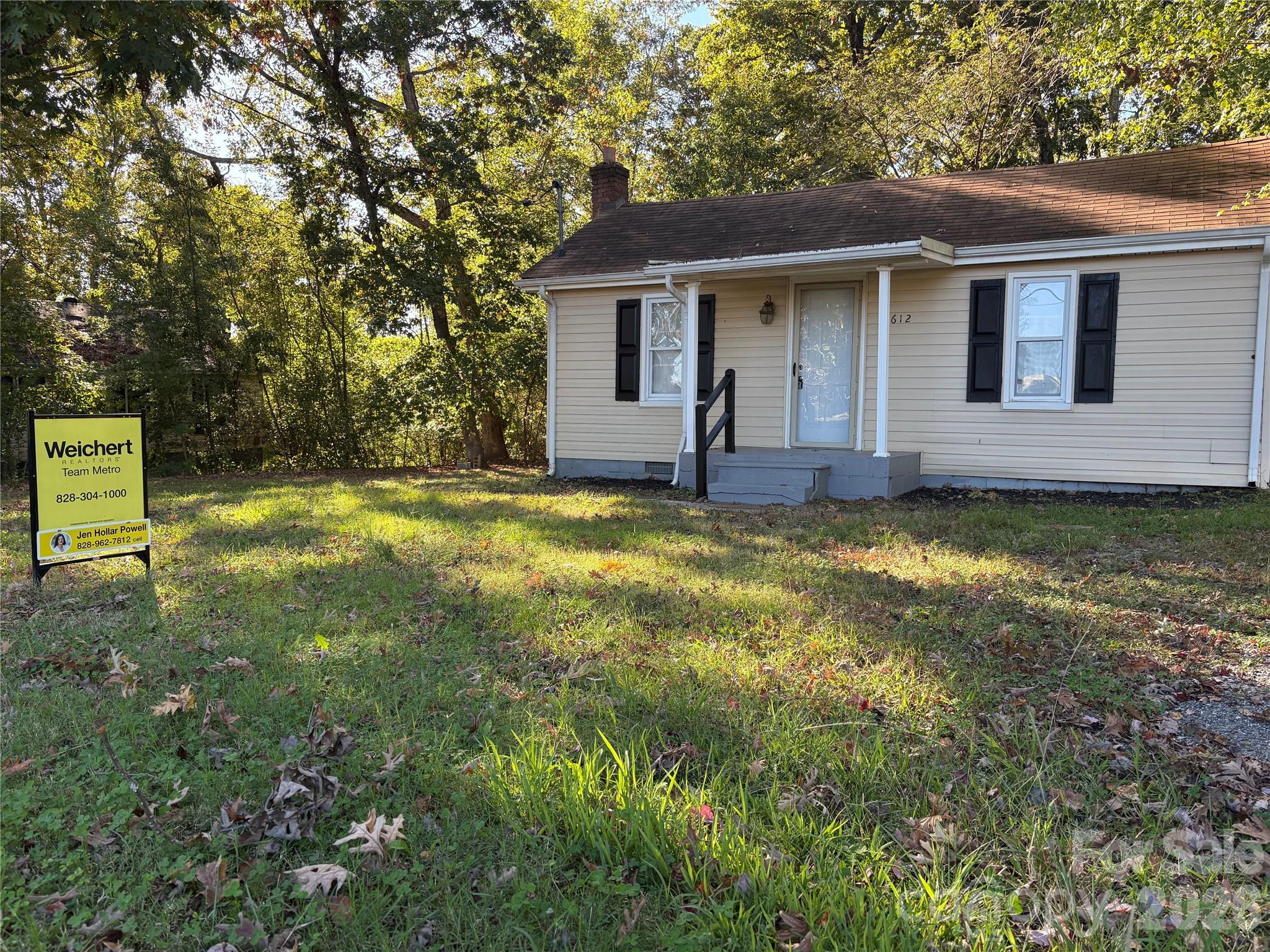 Single Family Residence at 612 24th Street SW, Hickory, photo 2 of 15