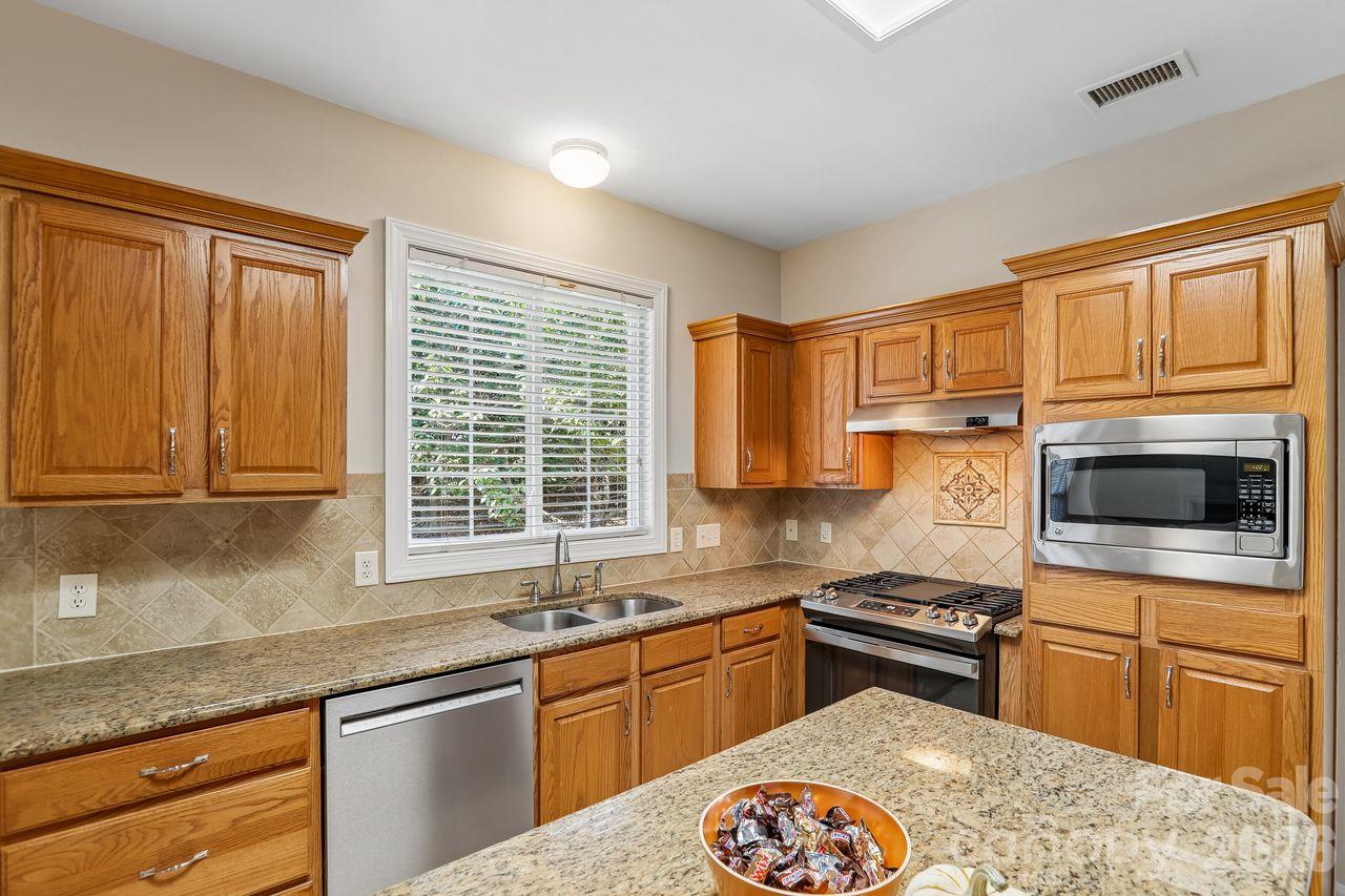 Single Family Residence at 704 Meadow Lake Drive, Matthews, photo 11 of 35