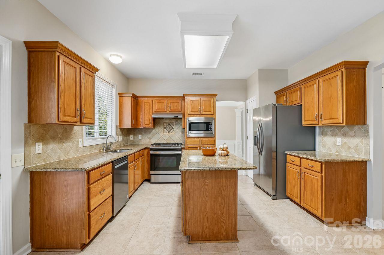 Single Family Residence at 704 Meadow Lake Drive, Matthews, photo 13 of 35