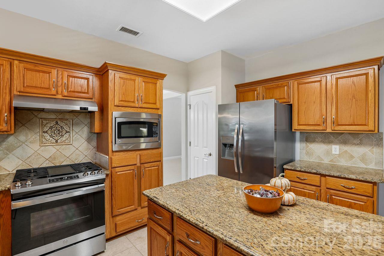 Single Family Residence at 704 Meadow Lake Drive, Matthews, photo 14 of 35