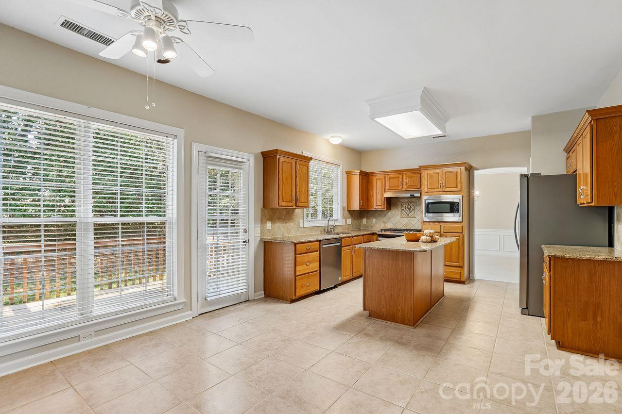 Single Family Residence at 704 Meadow Lake Drive, Matthews, photo 15 of 35