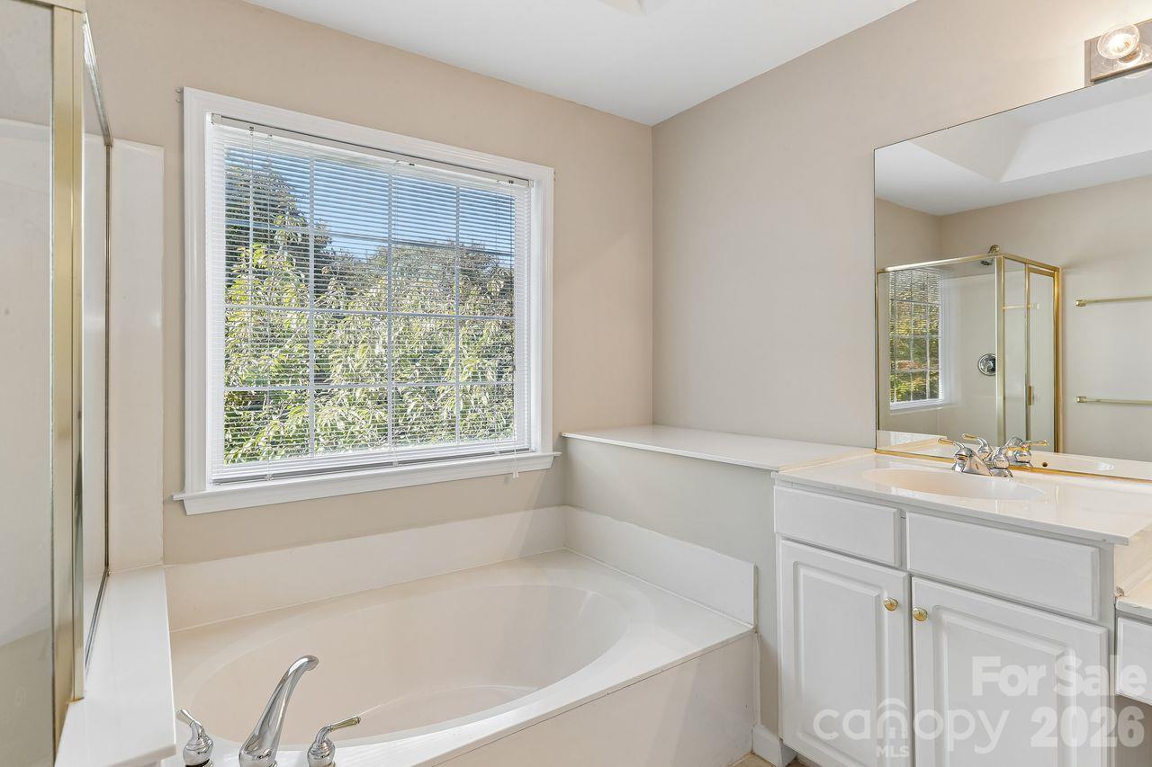 Single Family Residence at 704 Meadow Lake Drive, Matthews, photo 24 of 35