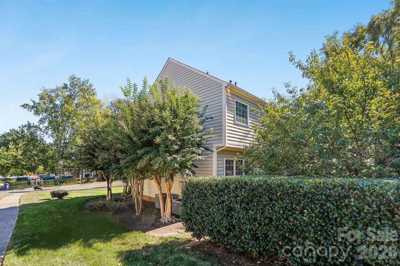 Beautiful corner lot - 704 Meadow Lake Drive, Matthews