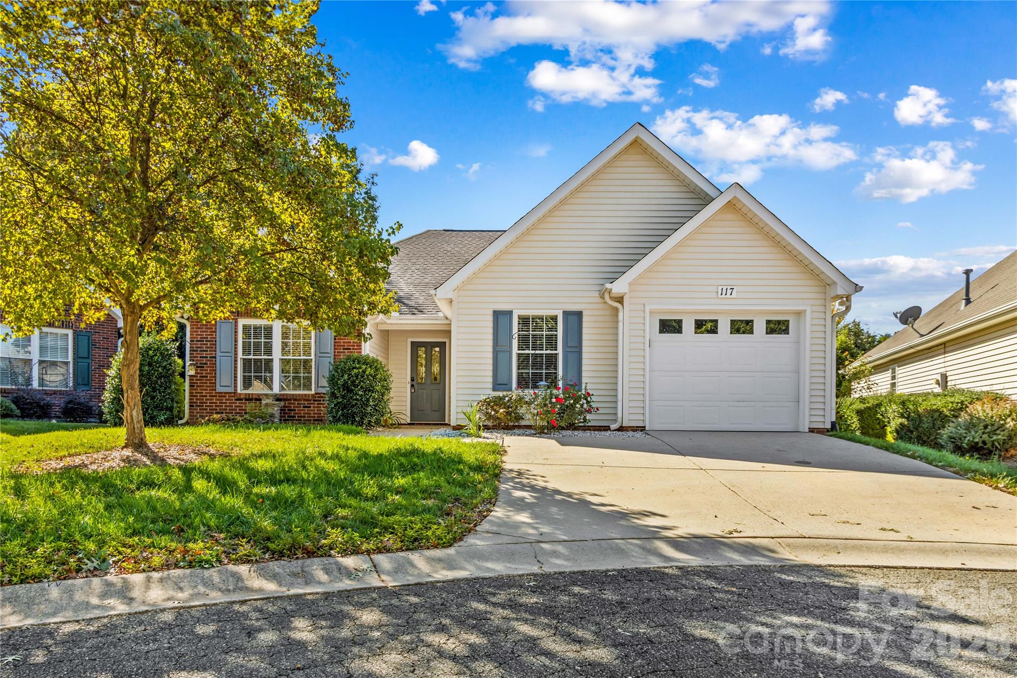 Single Family Residence at 117 Abbotswood Place, Mooresville, photo 2 of 47